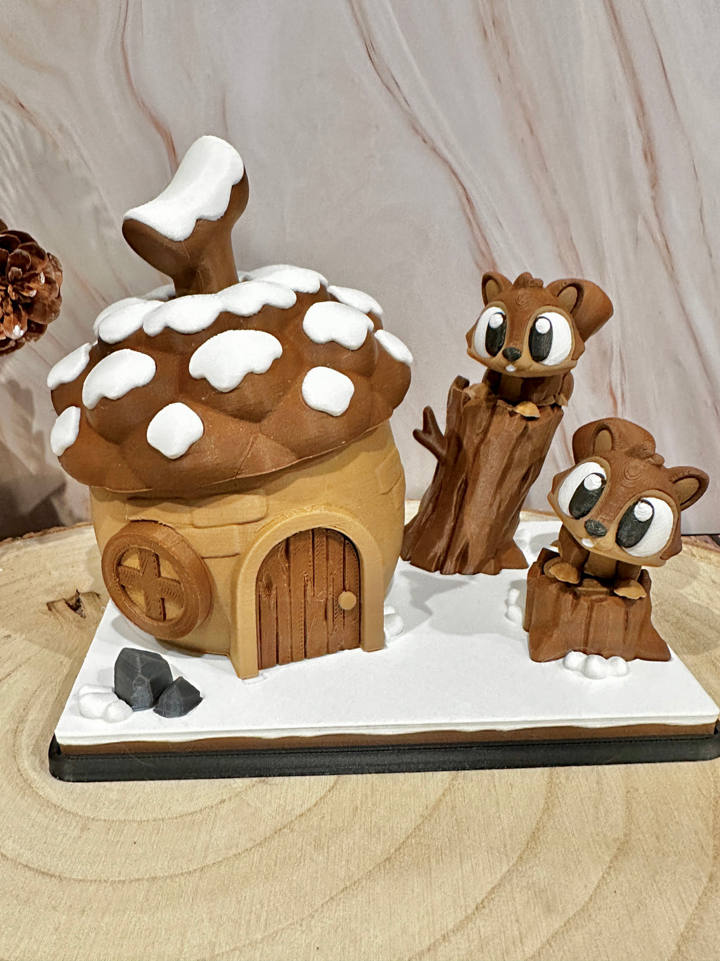 Winterse eekhoorndiorama – Notenhuisje in de sneeuw • Decoratie met bosdieren • Cadeau voor winterliefhebbers