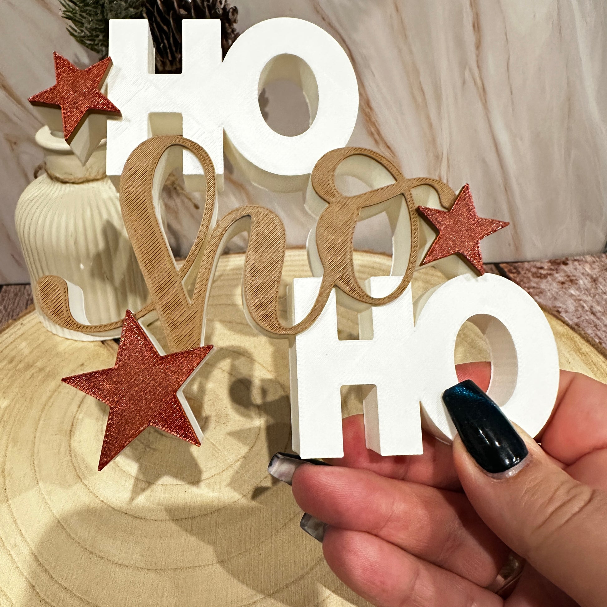 HO HO kerstdisplaystandaard – moderne kerstdecoratie met glittersterren in zwart of lichtbruin.