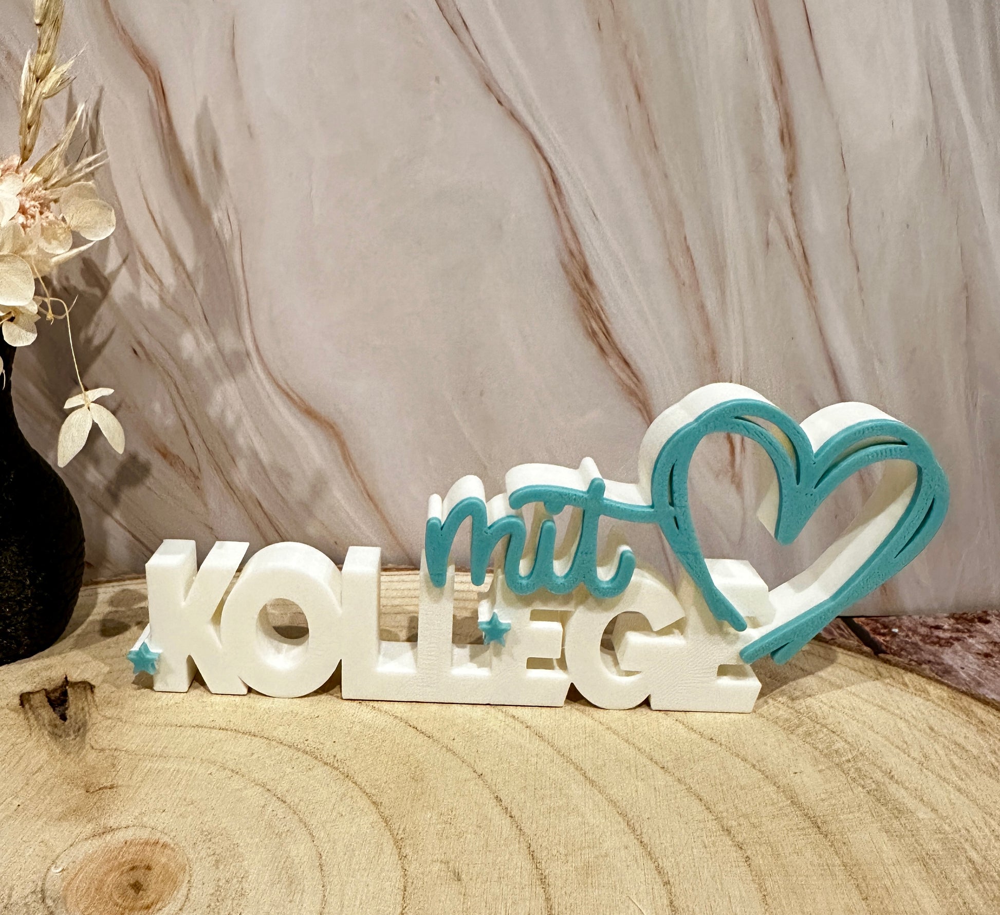 Een collega met een hart – decoratieve letters als cadeau voor op de werkvloer