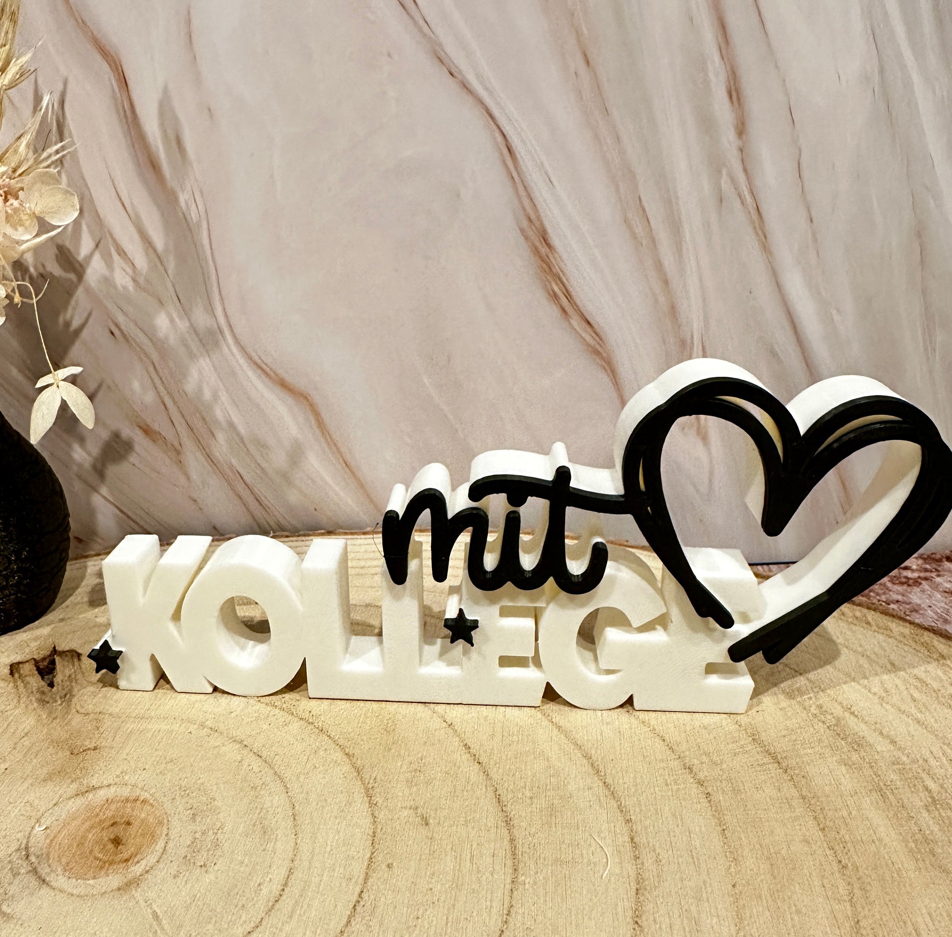 Een collega met een hart – decoratieve letters als cadeau voor op de werkvloer