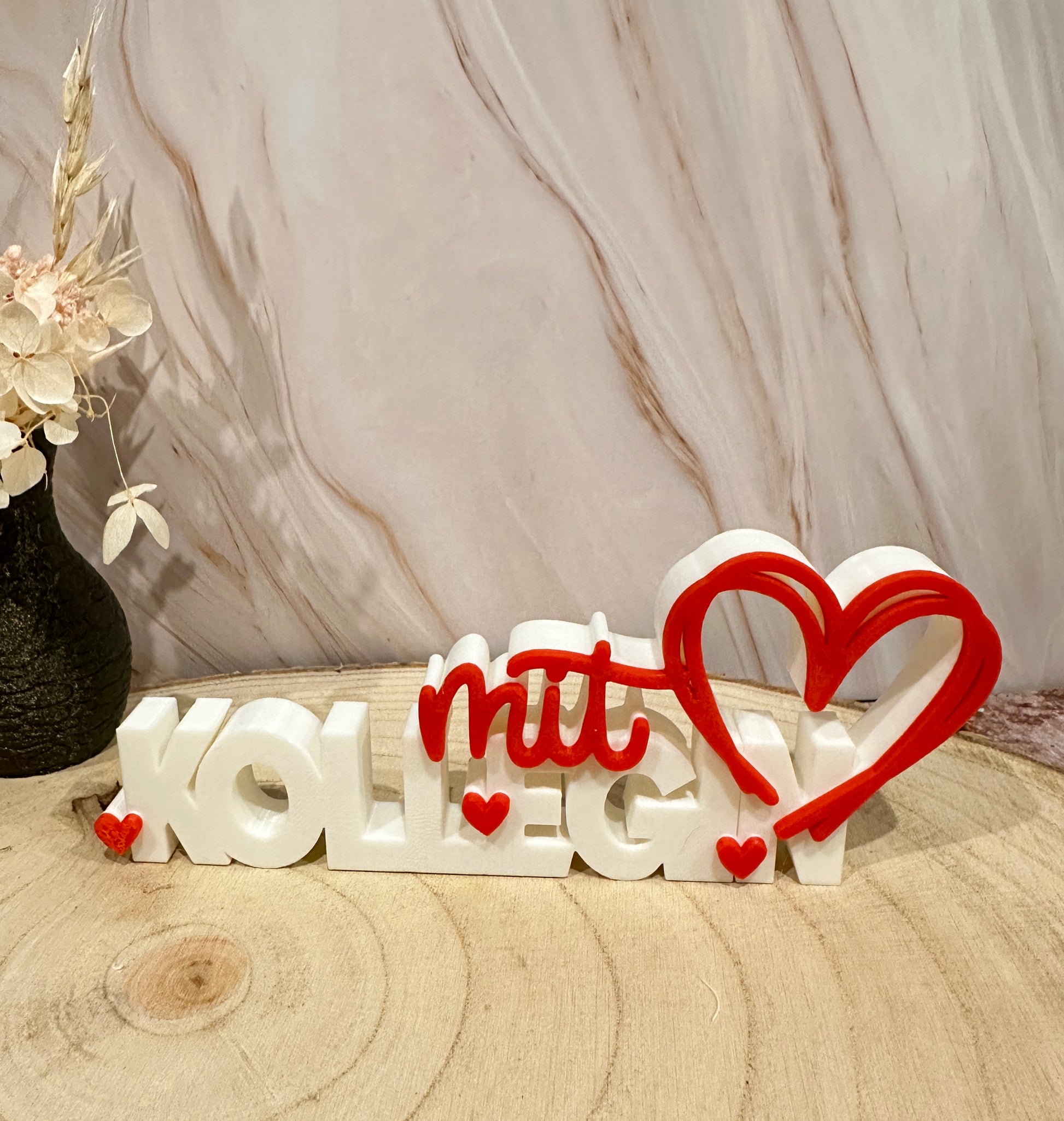 Een collega met een hart – decoratieve letters als cadeau voor op de werkvloer
