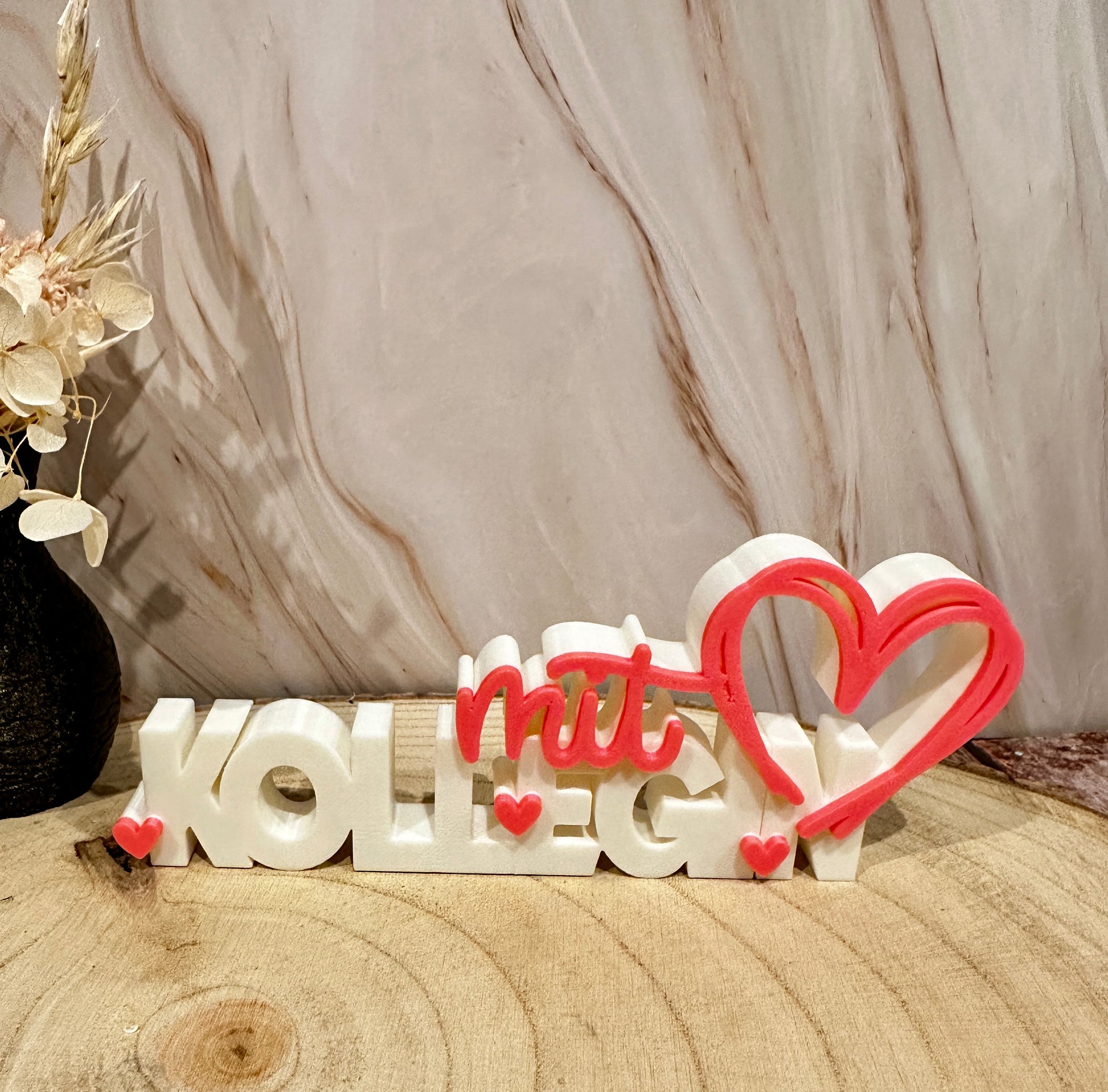 Een collega met een hart – decoratieve letters als cadeau voor op de werkvloer