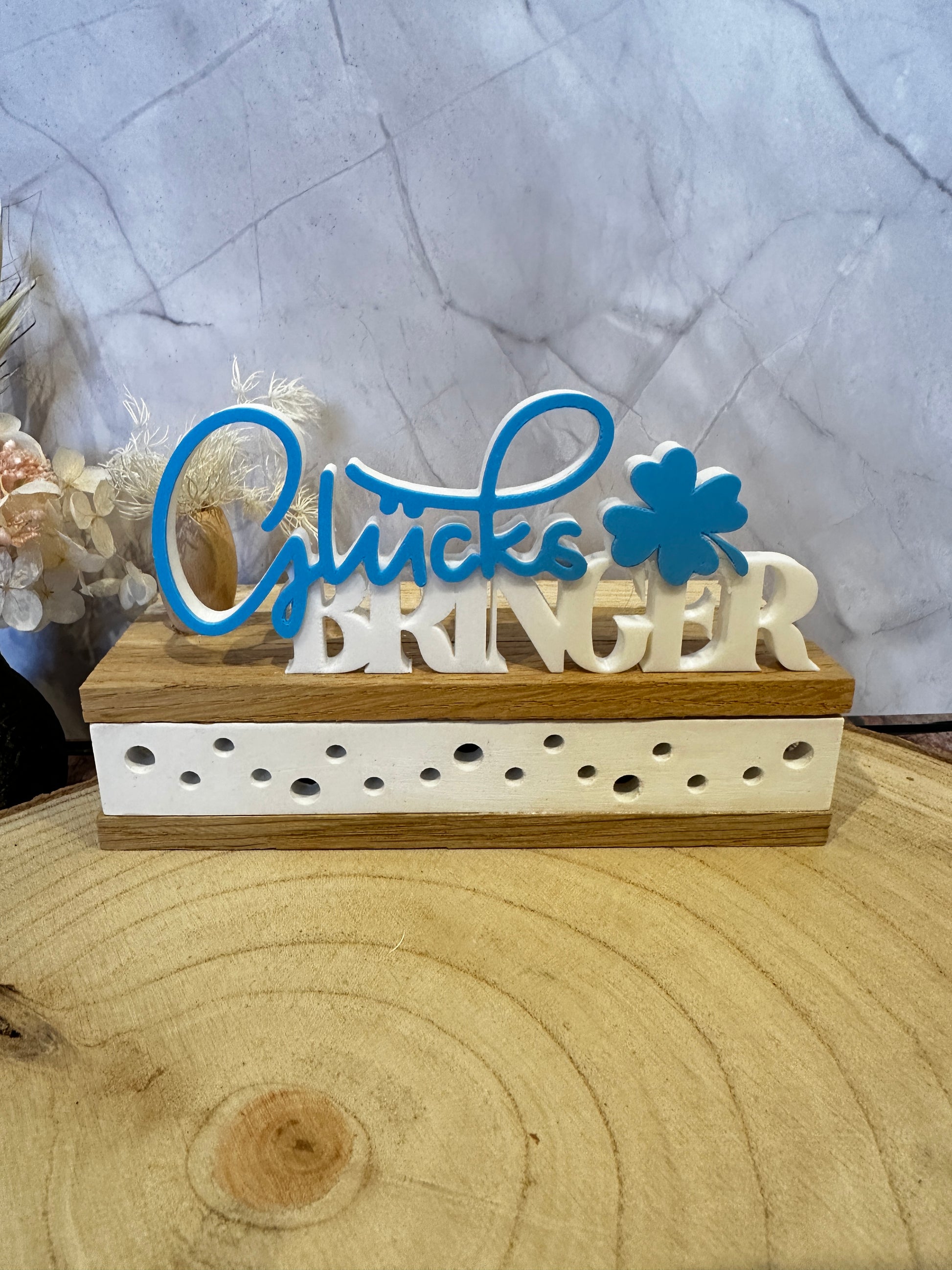 De tekst "Lucky Charm" met een klavertje vier is een gelukssymbool.