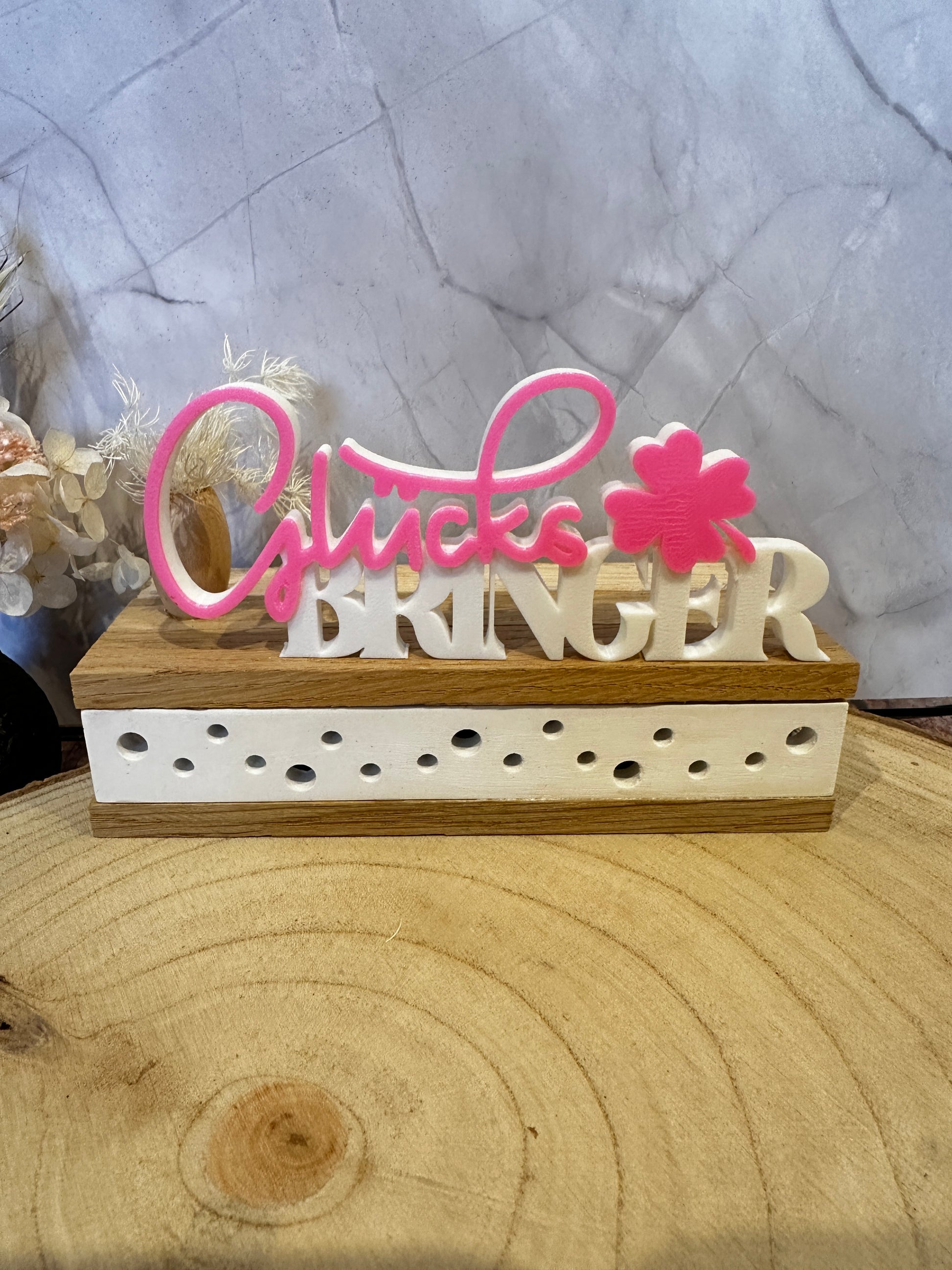 De tekst "Lucky Charm" met een klavertje vier is een gelukssymbool.