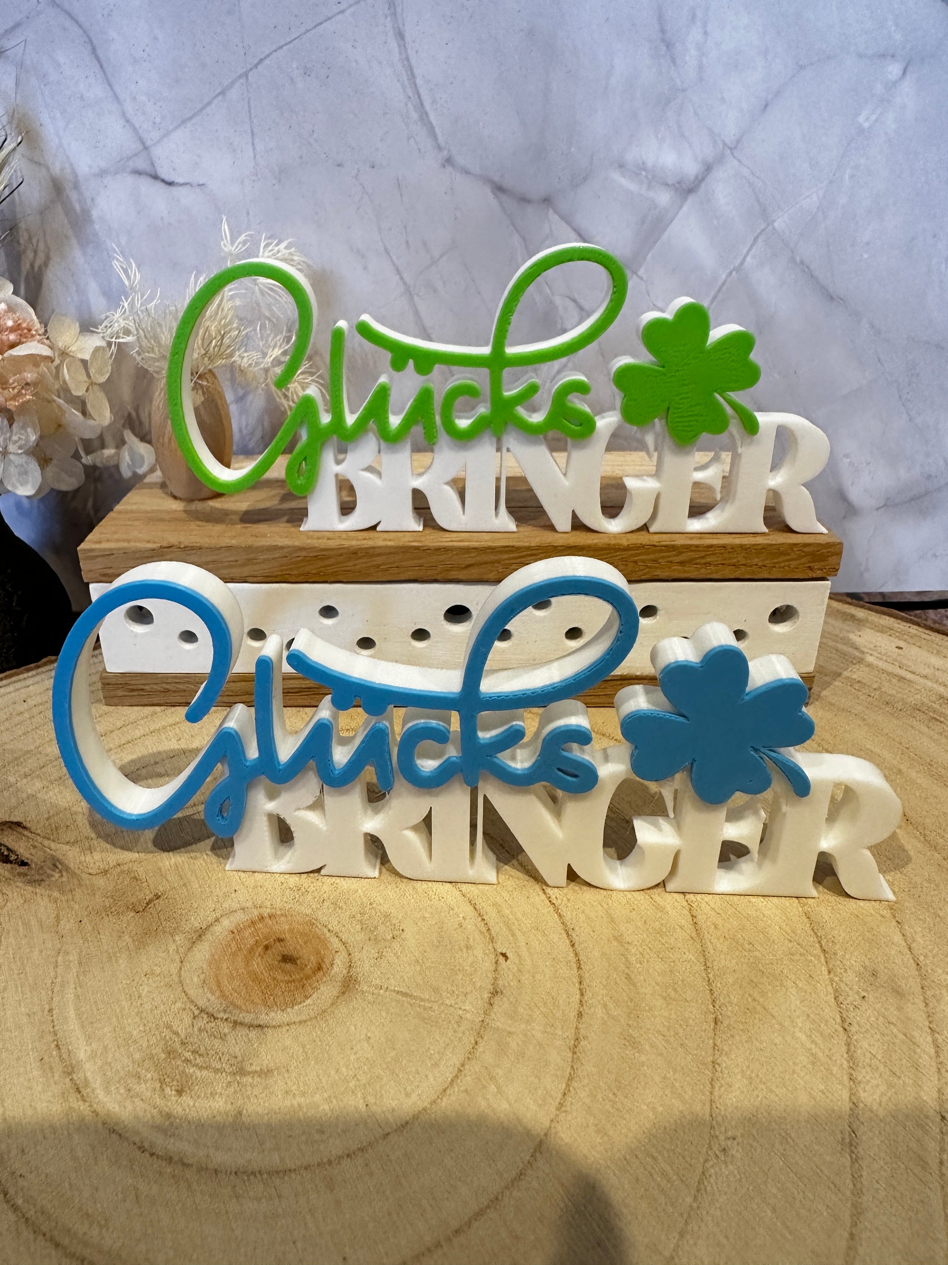 De tekst "Lucky Charm" met een klavertje vier is een gelukssymbool.
