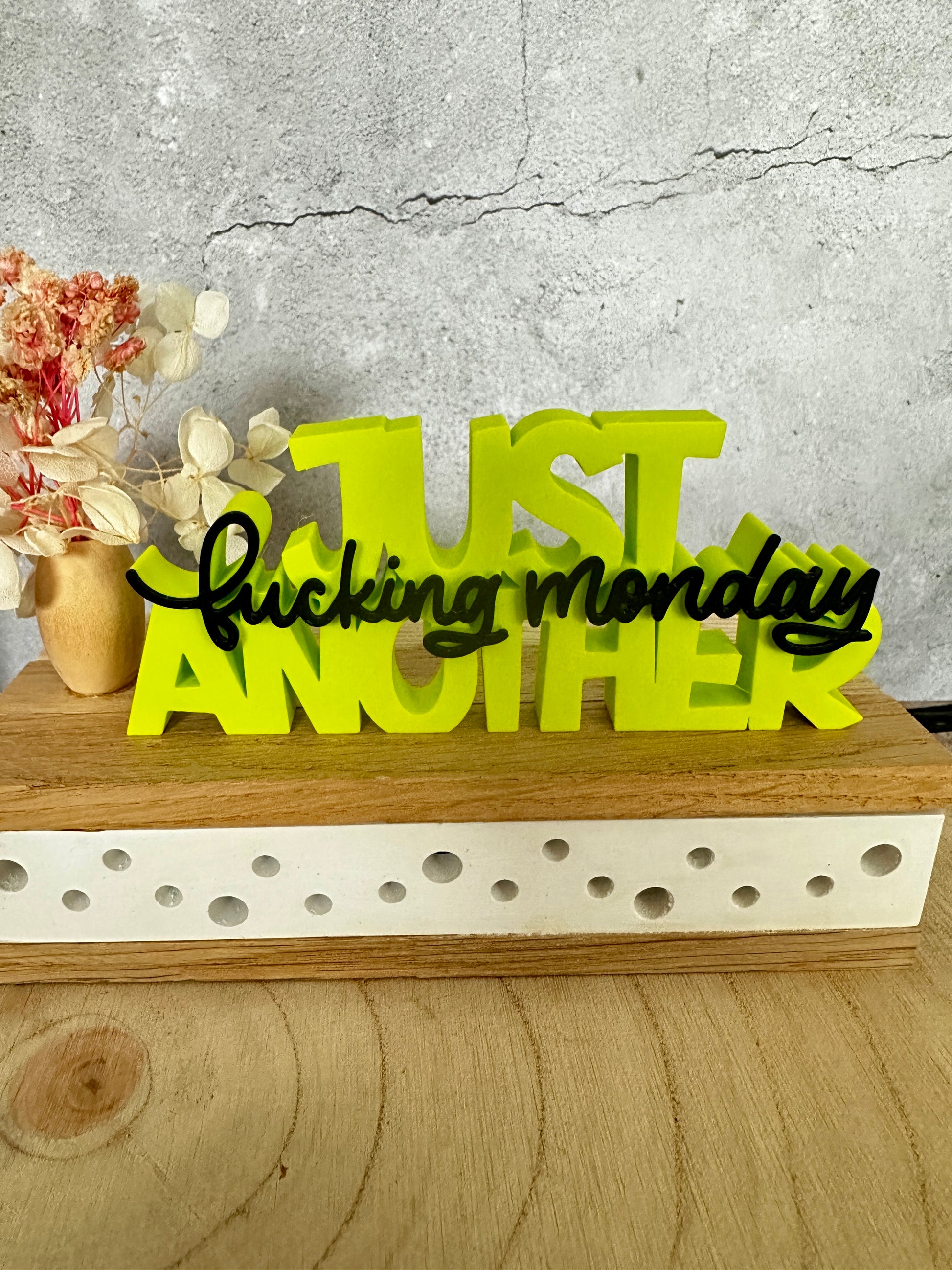 Gewoon weer zo'n klote maandag. Brutale, decoratieve letters met een eigenzinnige uitstraling.