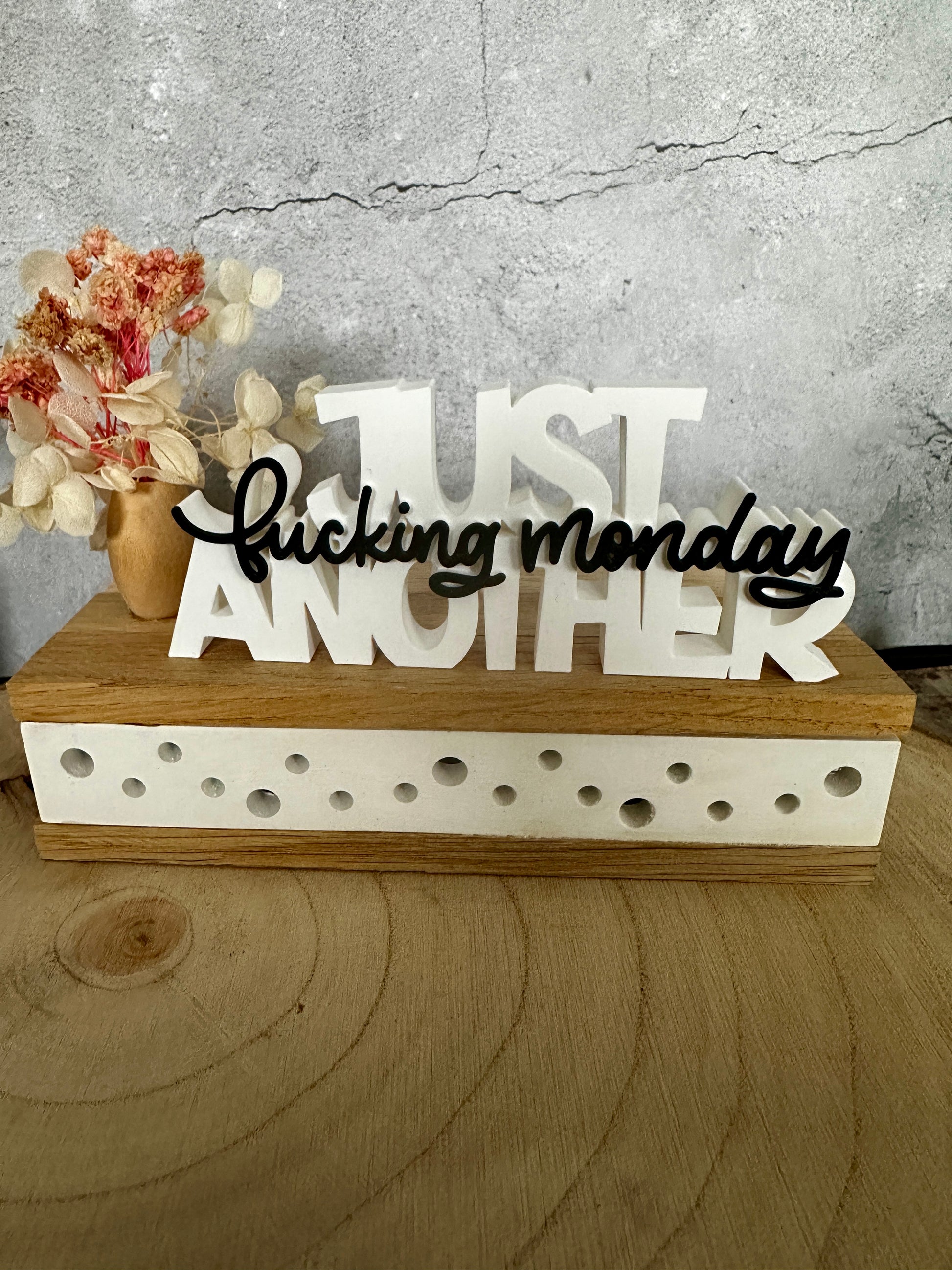 Gewoon weer zo'n klote maandag. Brutale, decoratieve letters met een eigenzinnige uitstraling.