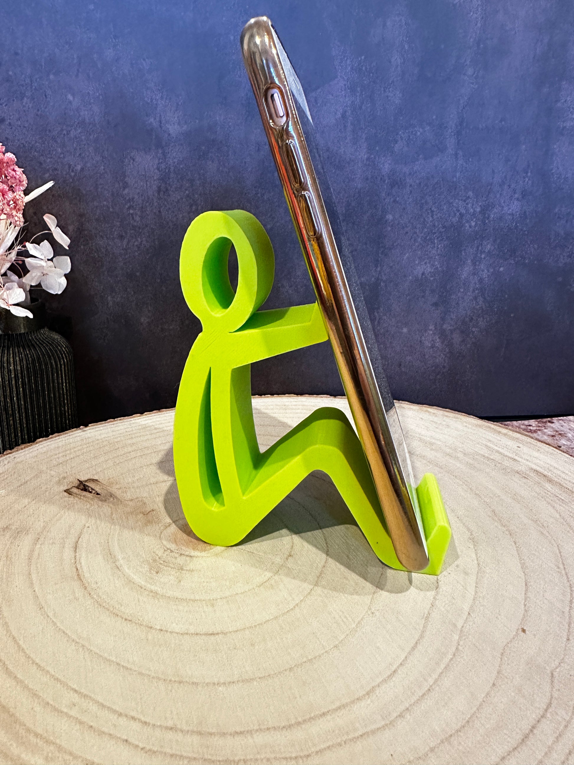Telefoonhouder voor zittend gebruik – minimalistisch, kleurrijk en veelzijdig.