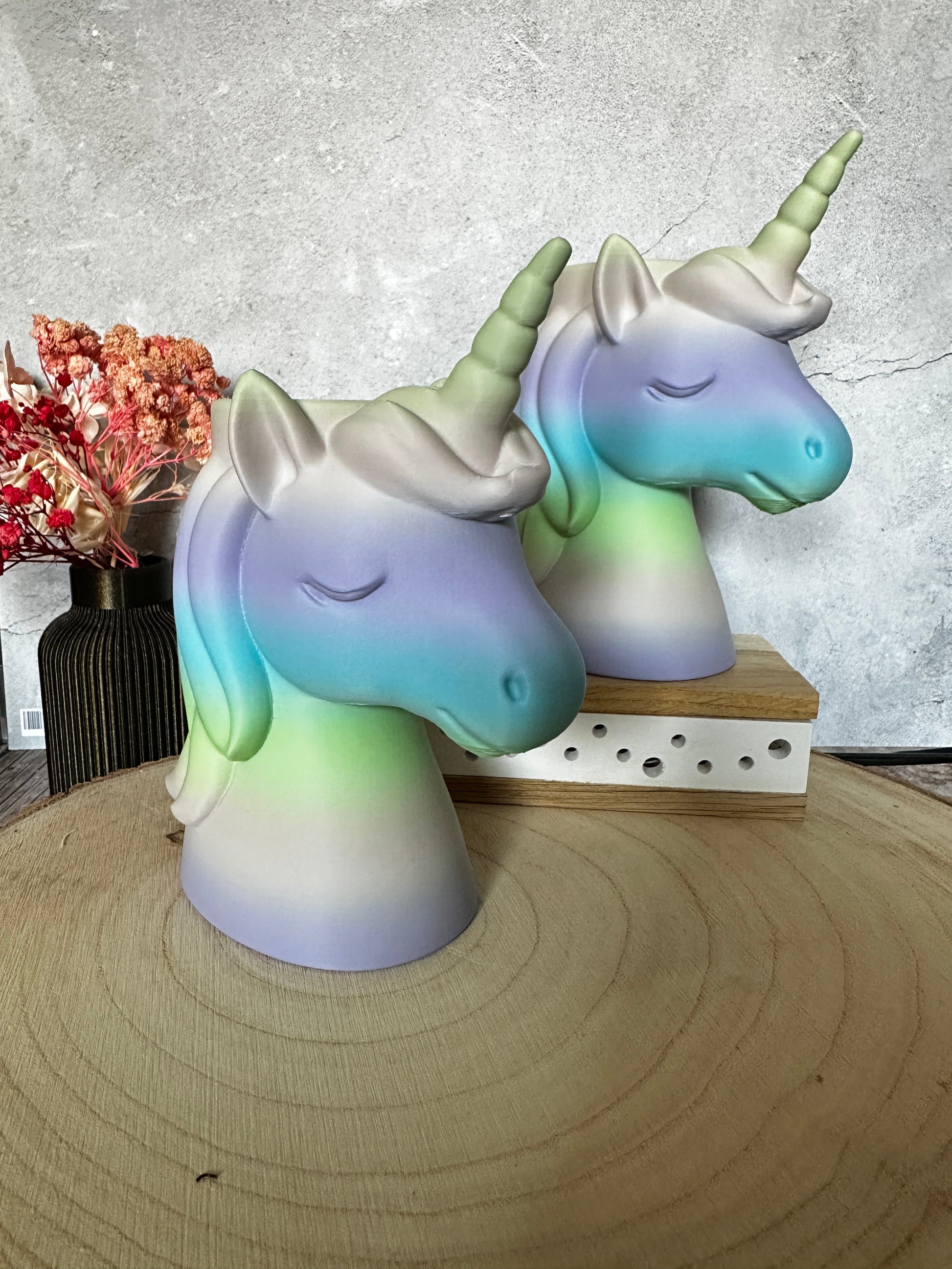 Pennenhouder met eenhoornmotief – een decoratief cadeau in regenboogkleuren voor op het bureau of in de kinderkamer.