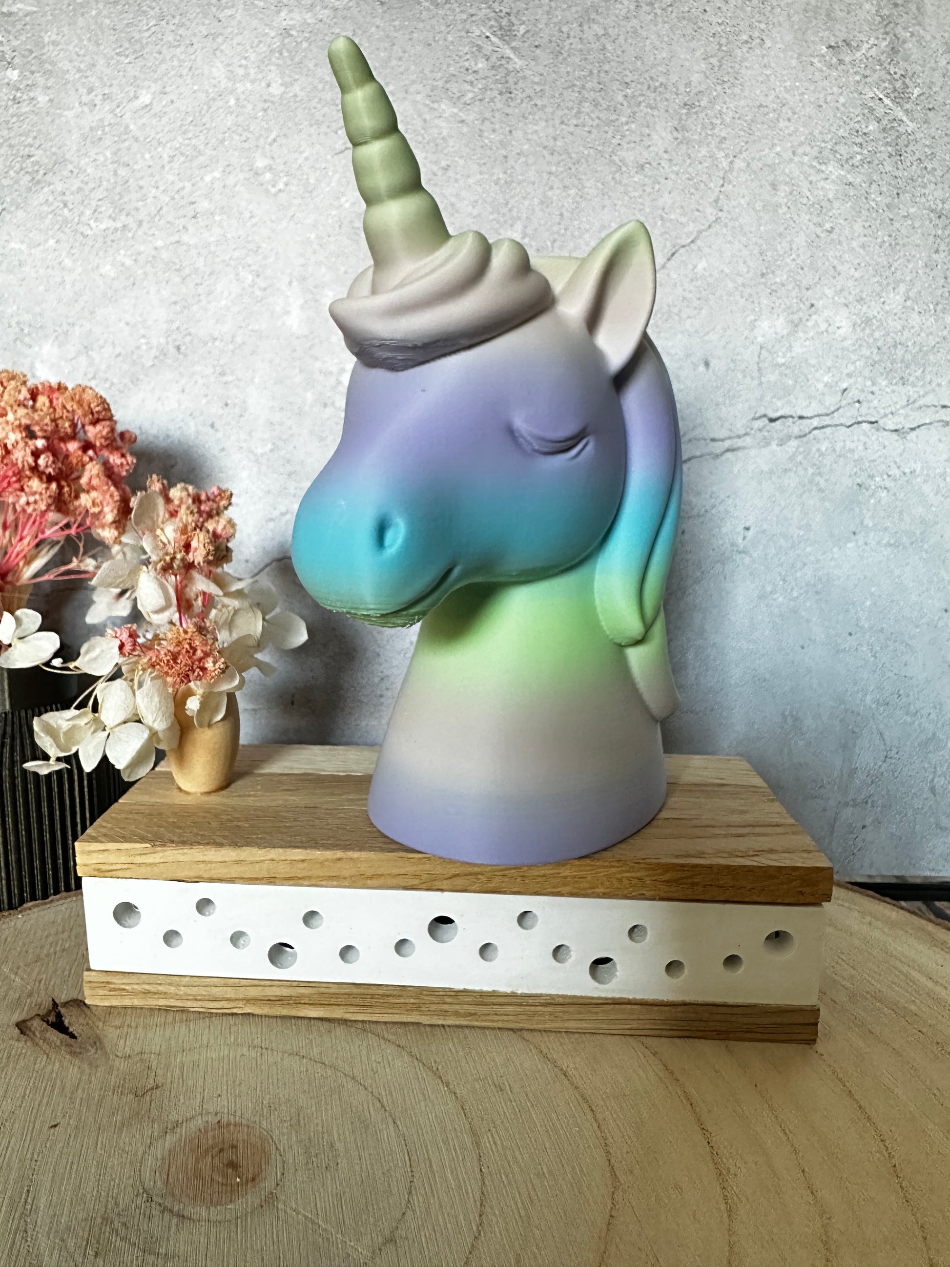 Pennenhouder met eenhoornmotief – een decoratief cadeau in regenboogkleuren voor op het bureau of in de kinderkamer.
