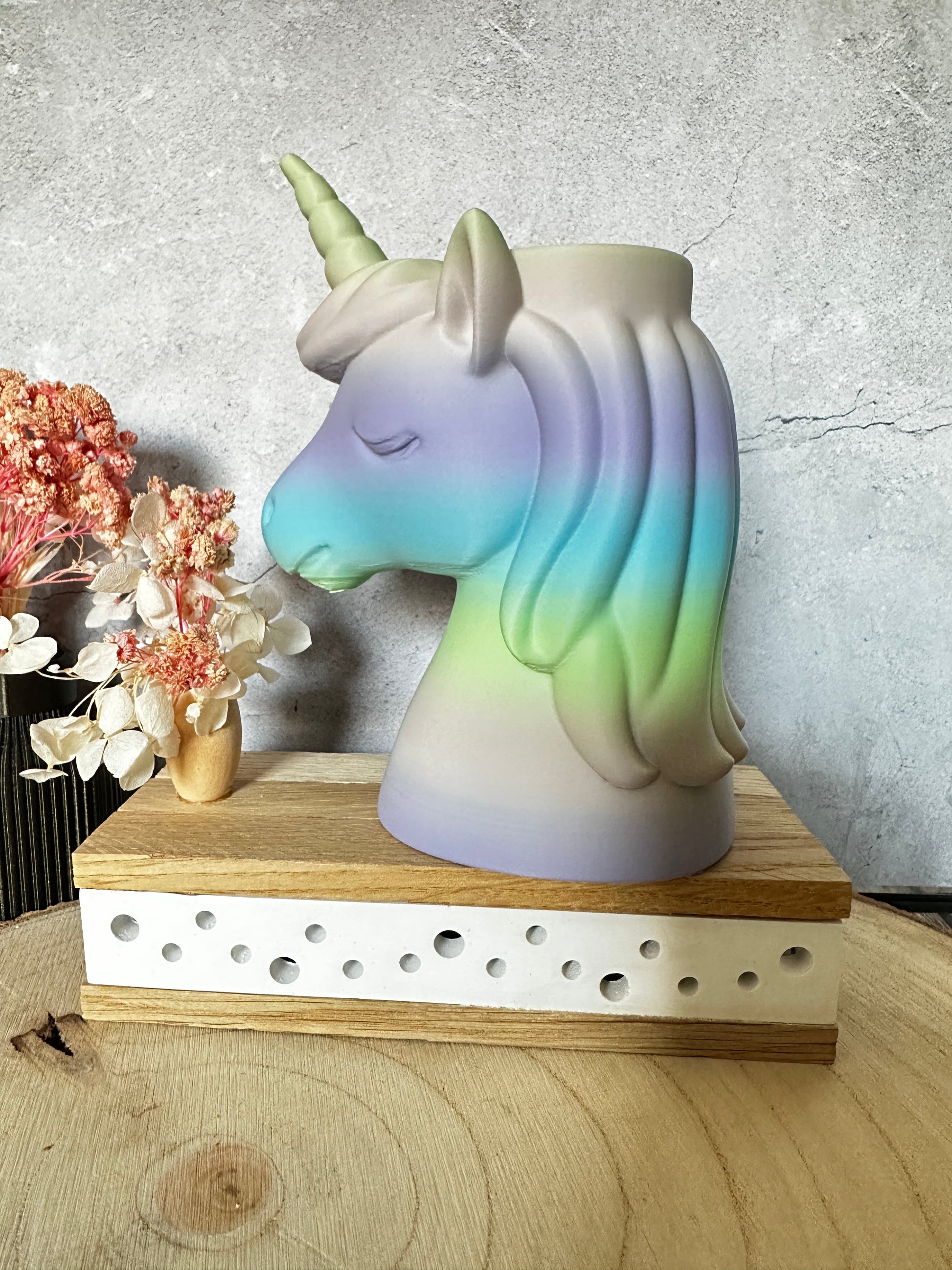 Pennenhouder met eenhoornmotief – een decoratief cadeau in regenboogkleuren voor op het bureau of in de kinderkamer.