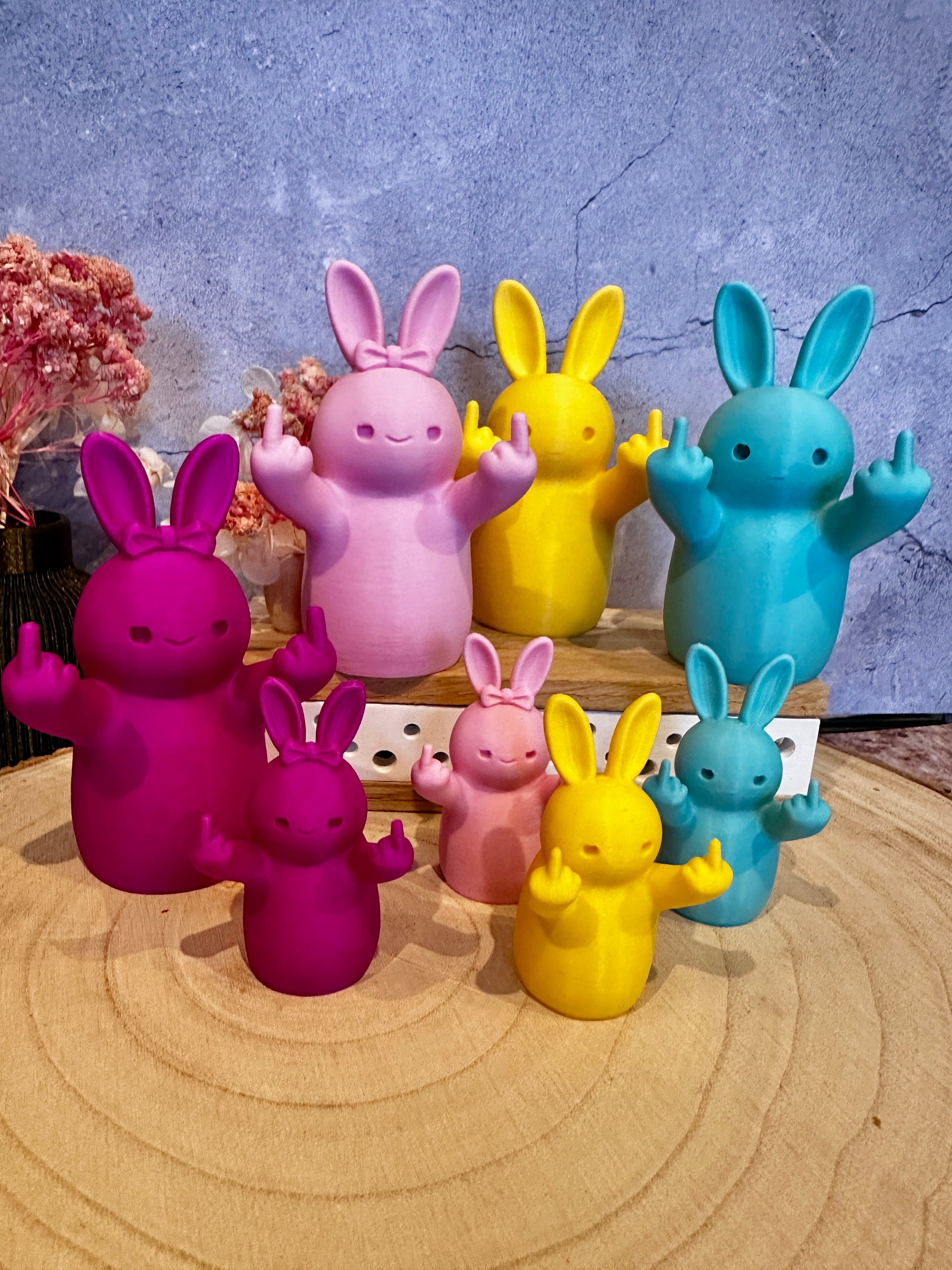 Frecher Osterhase mit Mittelfinger – Lustige Dekofigur in verschiedenen Farben & Größen