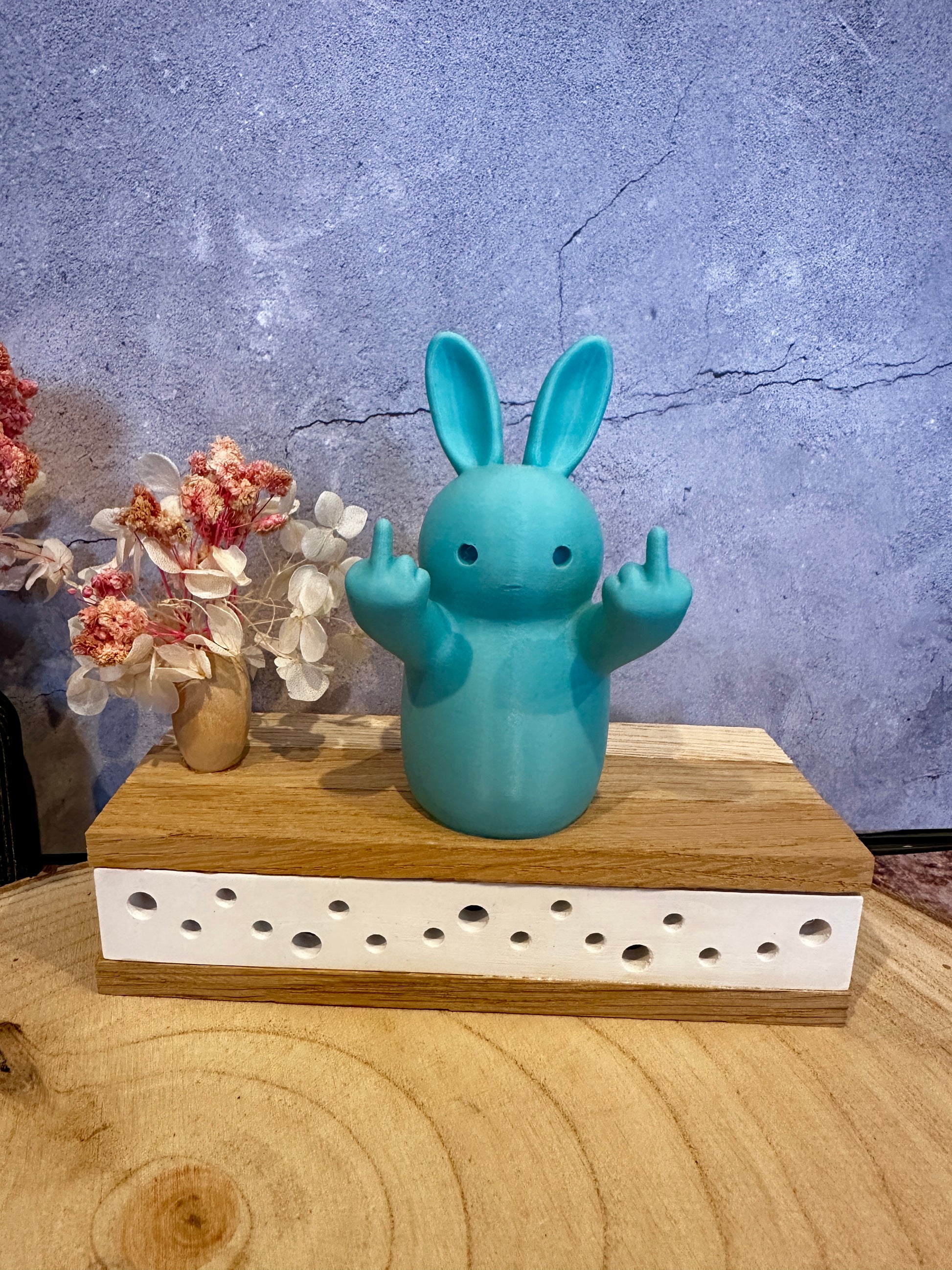 Frecher Osterhase mit Mittelfinger – Lustige Dekofigur in verschiedenen Farben & Größen