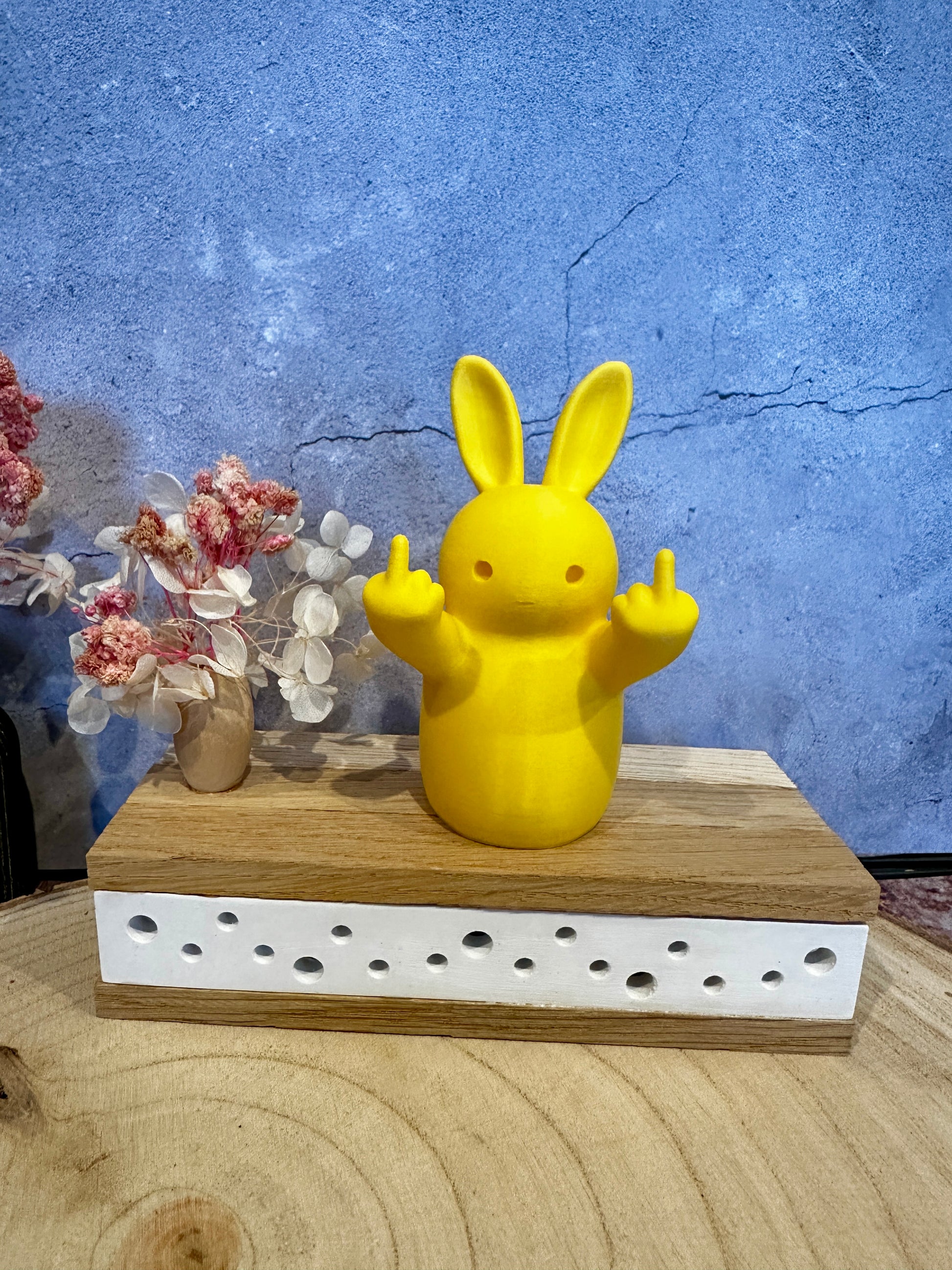 Frecher Osterhase mit Mittelfinger – Lustige Dekofigur in verschiedenen Farben & Größen
