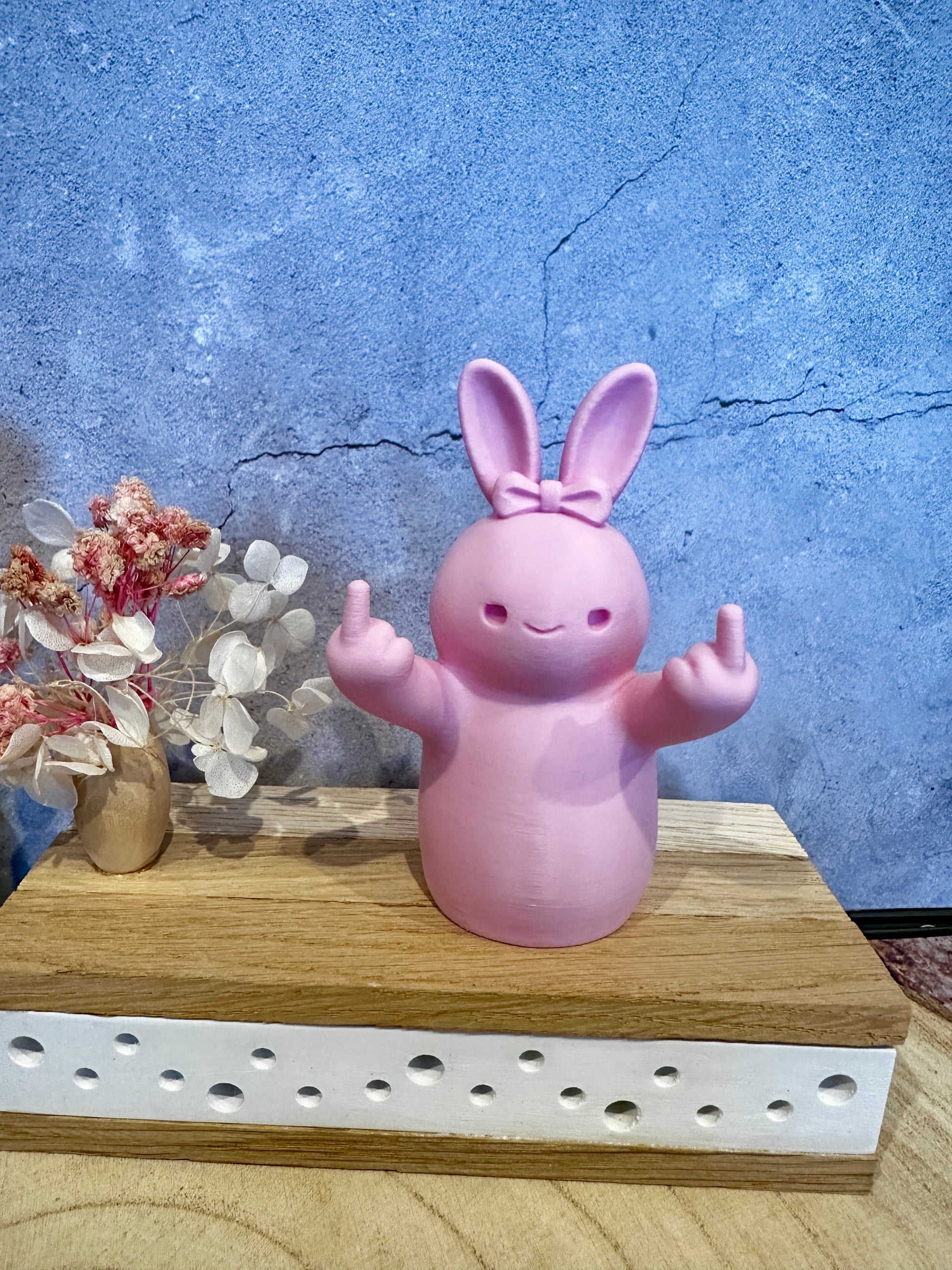 Frecher Osterhase mit Mittelfinger – Lustige Dekofigur in verschiedenen Farben & Größen