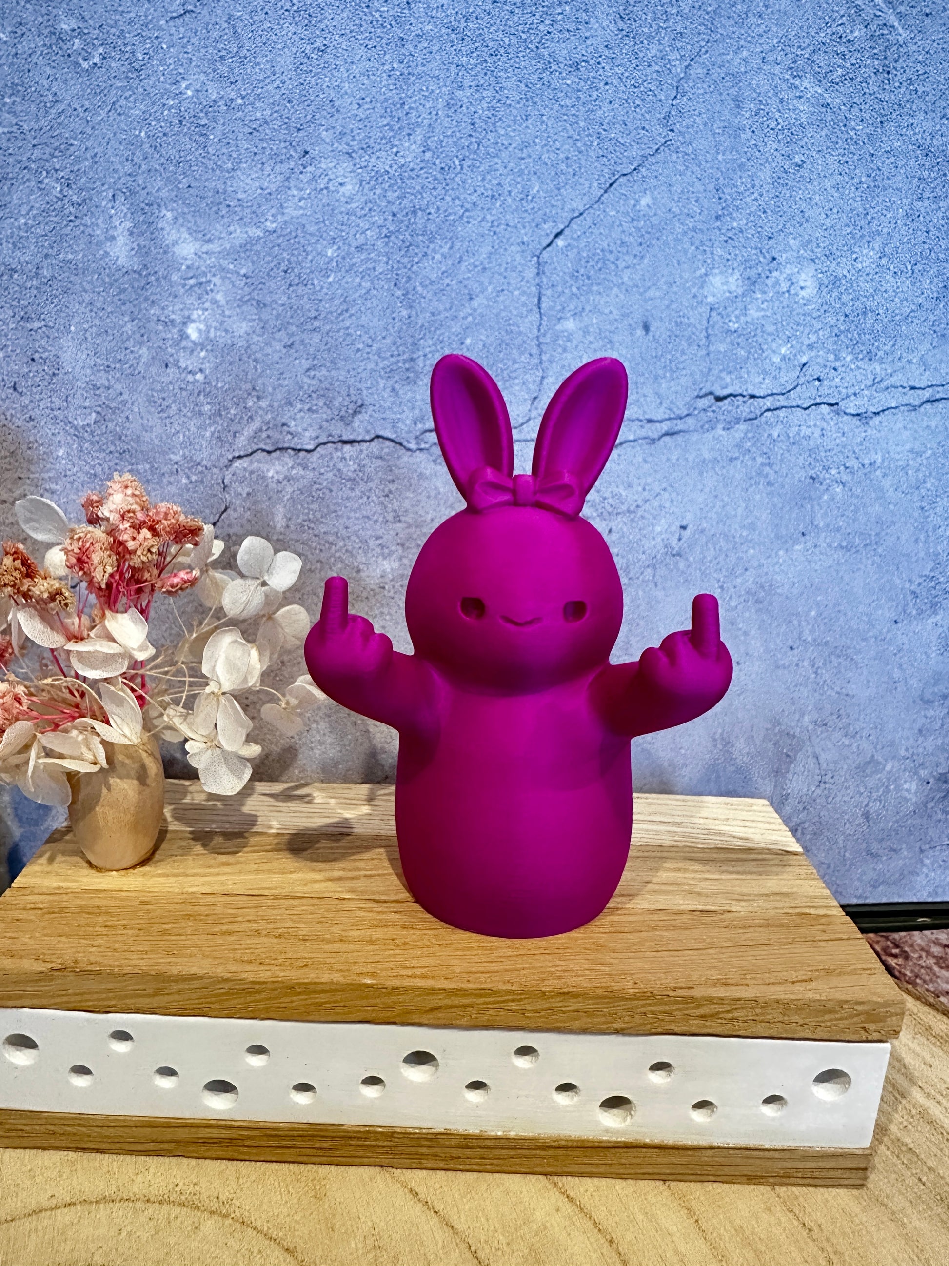 Frecher Osterhase mit Mittelfinger – Lustige Dekofigur in verschiedenen Farben & Größen