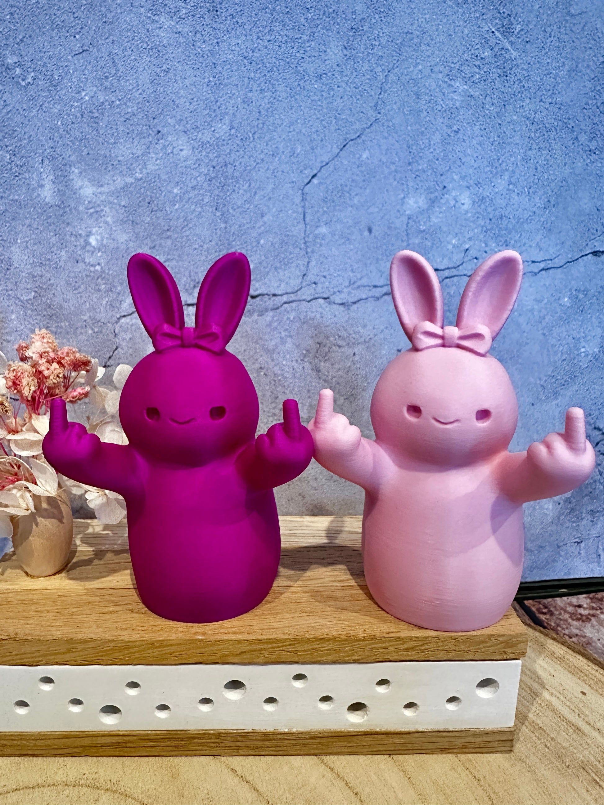 Frecher Osterhase mit Mittelfinger – Lustige Dekofigur in verschiedenen Farben & Größen