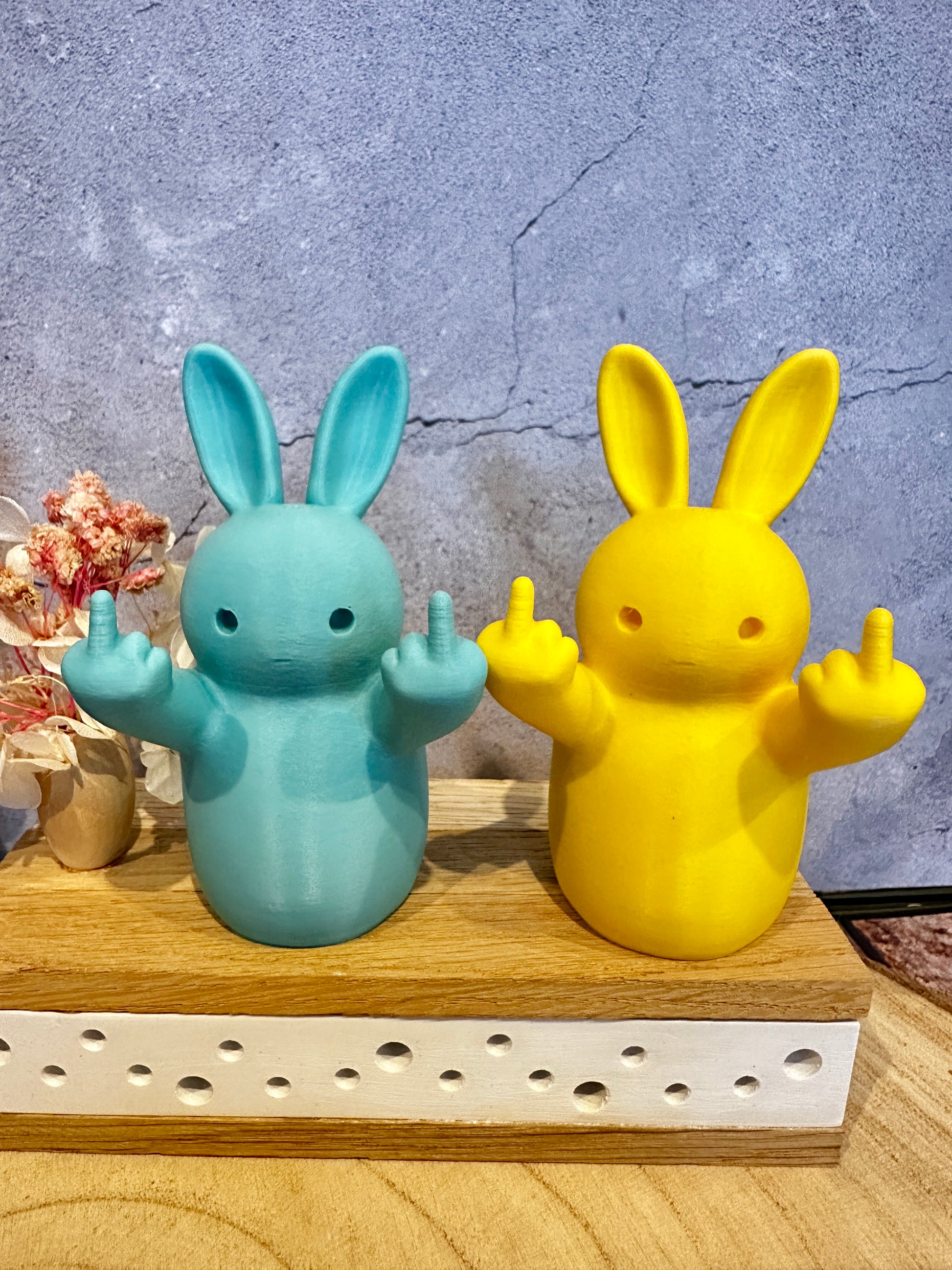 Frecher Osterhase mit Mittelfinger – Lustige Dekofigur in verschiedenen Farben & Größen