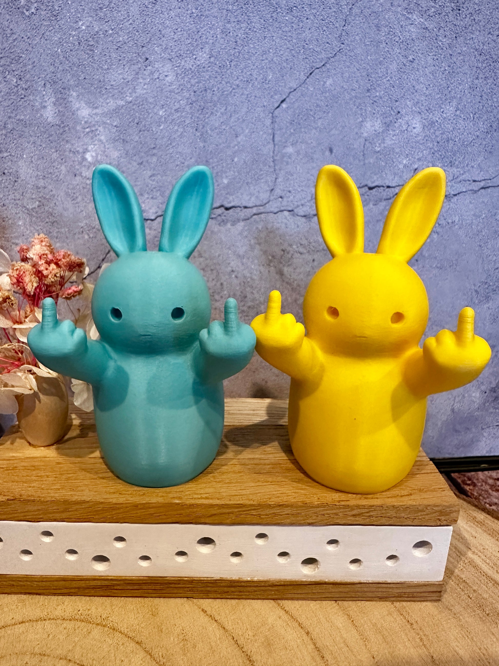 Frecher Osterhase mit Mittelfinger – Lustige Dekofigur in verschiedenen Farben & Größen