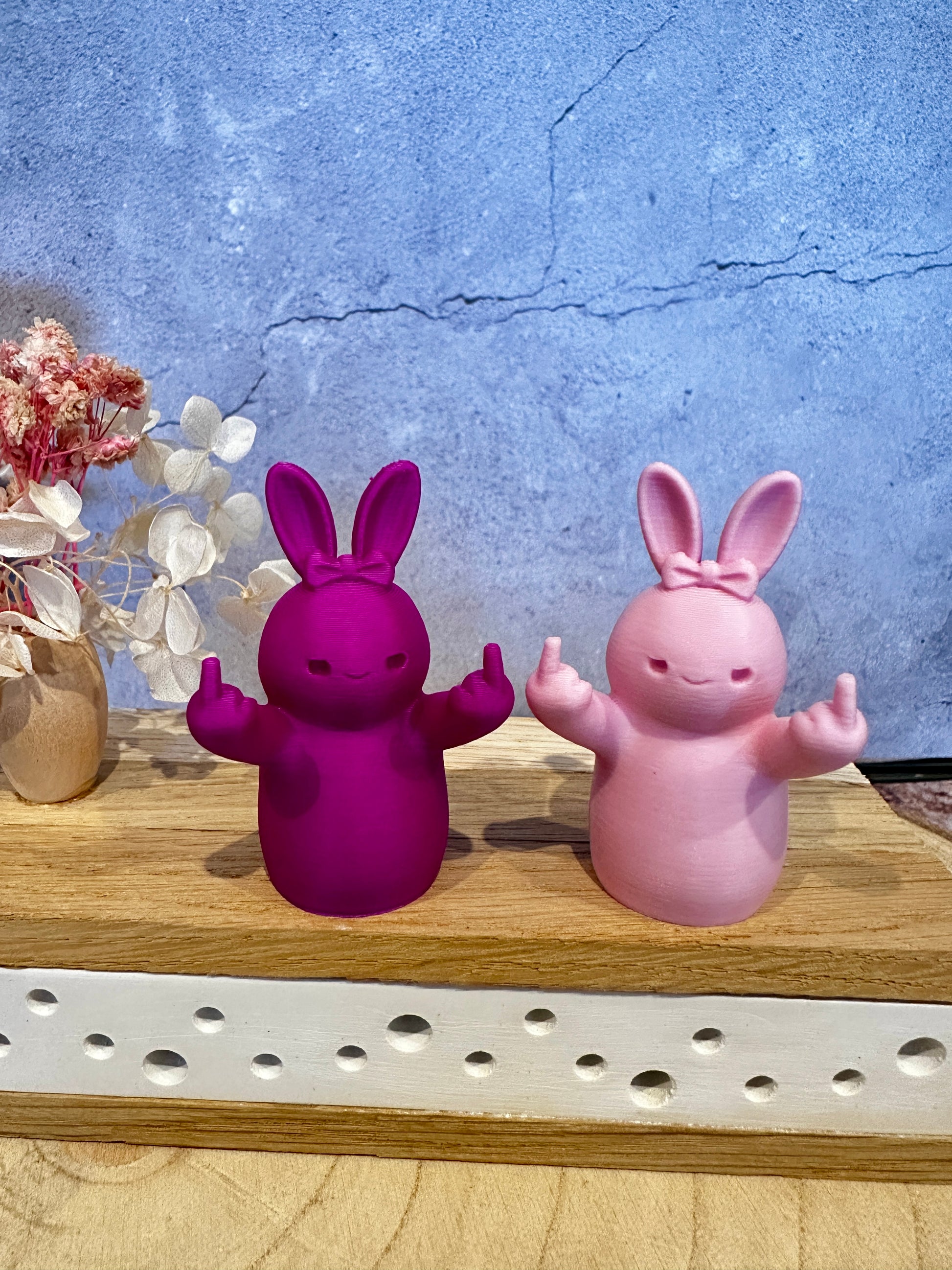 Frecher Osterhase mit Mittelfinger – Lustige Dekofigur in verschiedenen Farben & Größen