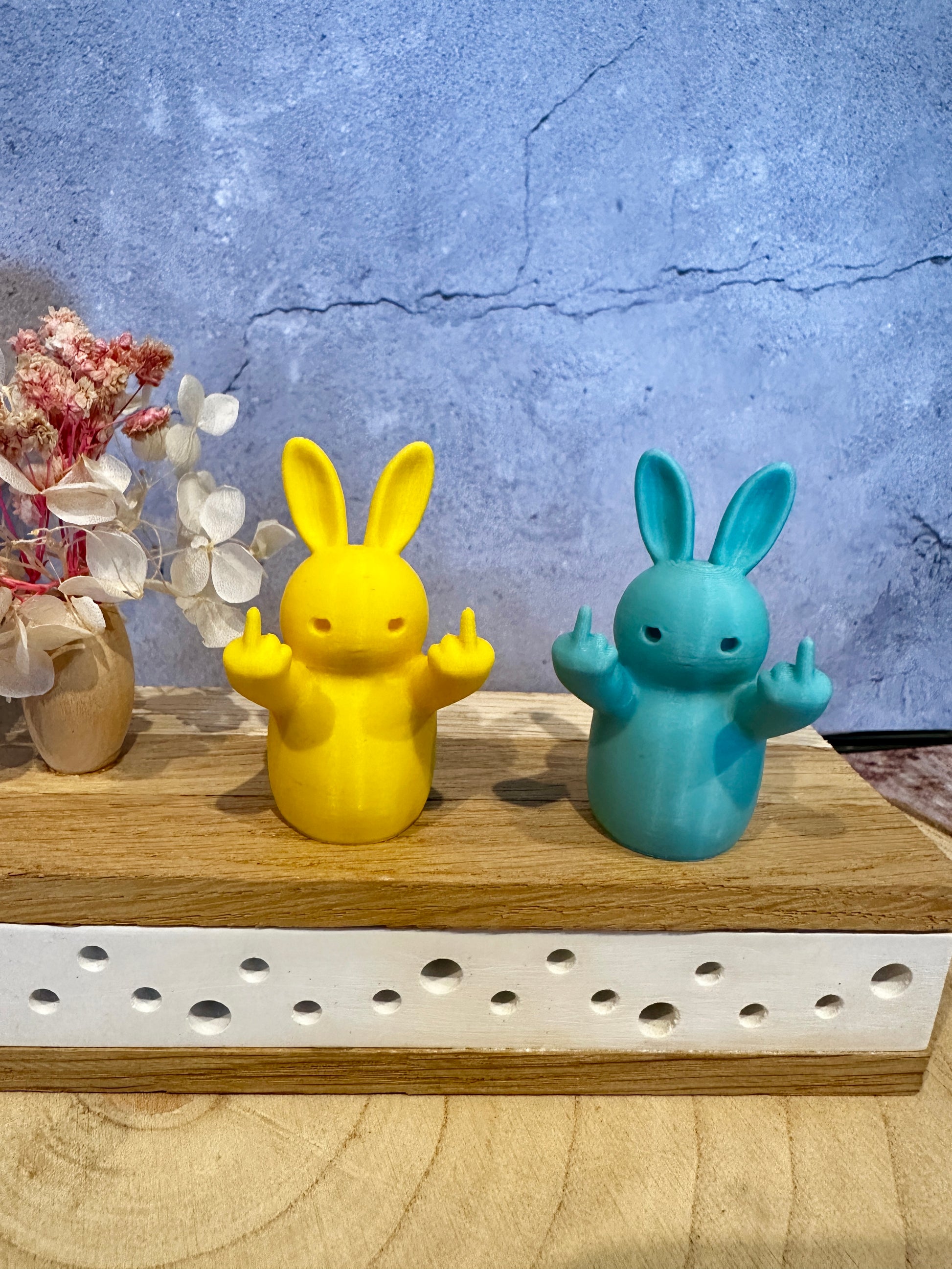 Frecher Osterhase mit Mittelfinger – Lustige Dekofigur in verschiedenen Farben & Größen