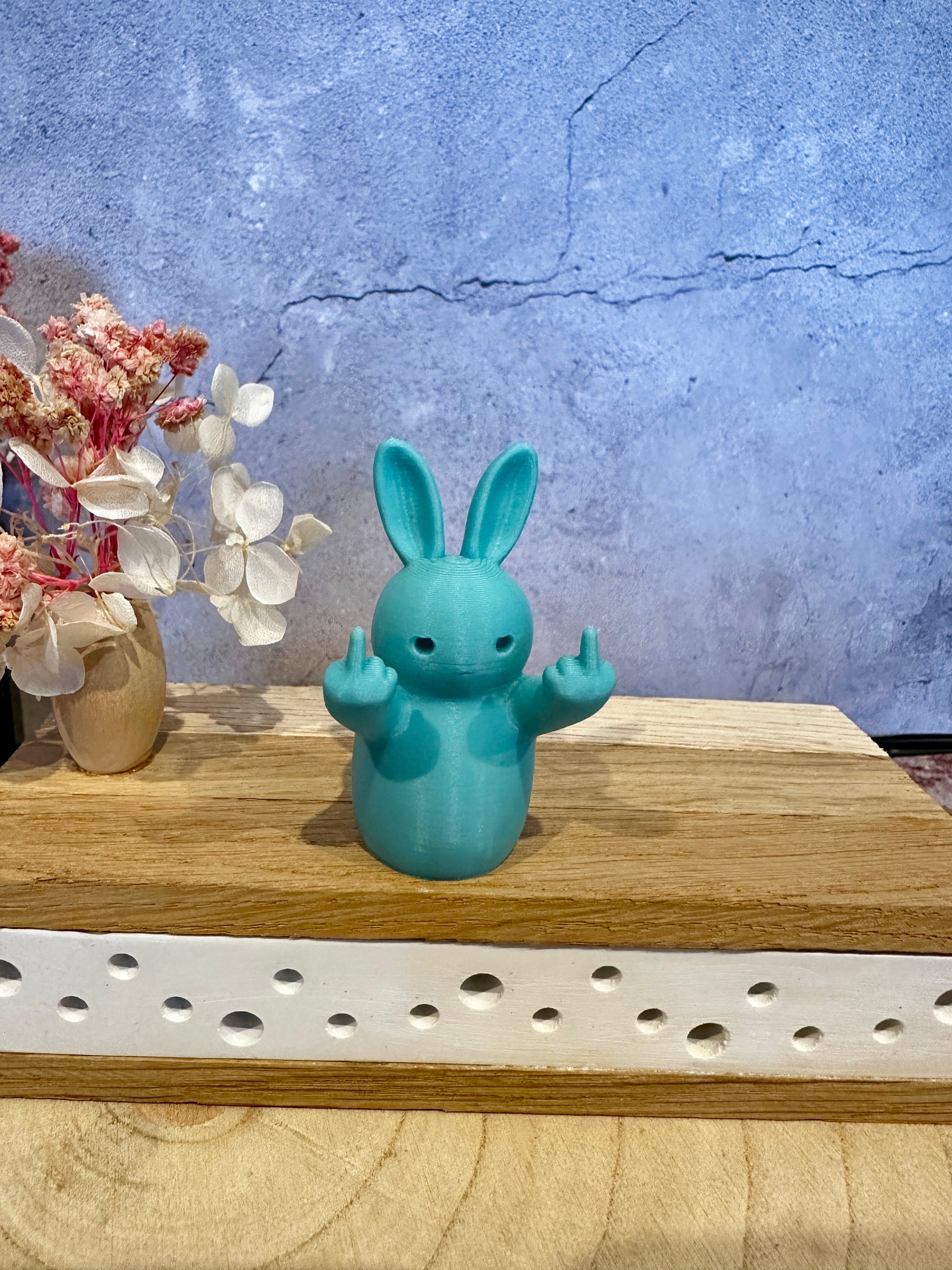 Frecher Osterhase mit Mittelfinger – Lustige Dekofigur in verschiedenen Farben & Größen
