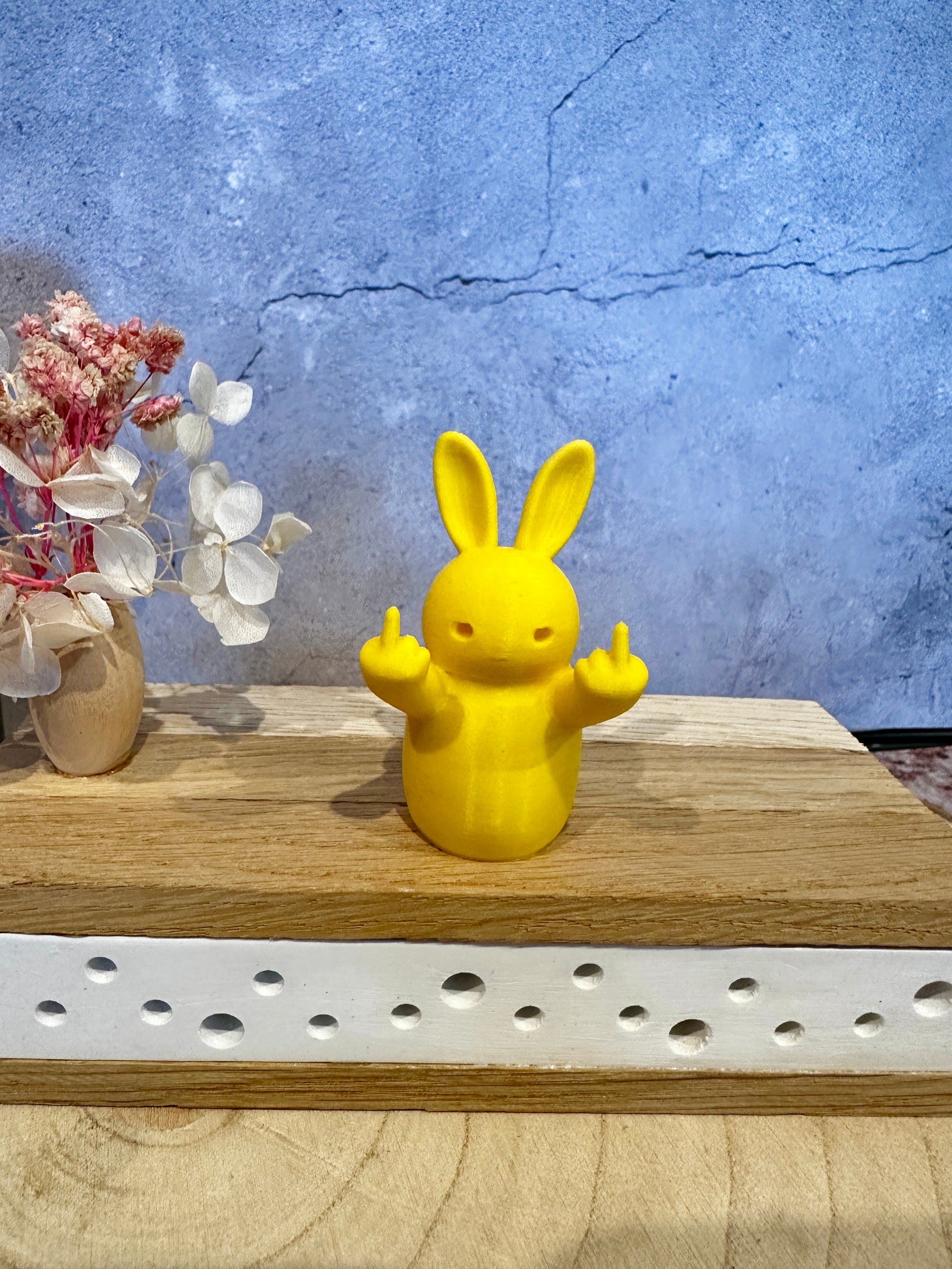 Frecher Osterhase mit Mittelfinger – Lustige Dekofigur in verschiedenen Farben & Größen