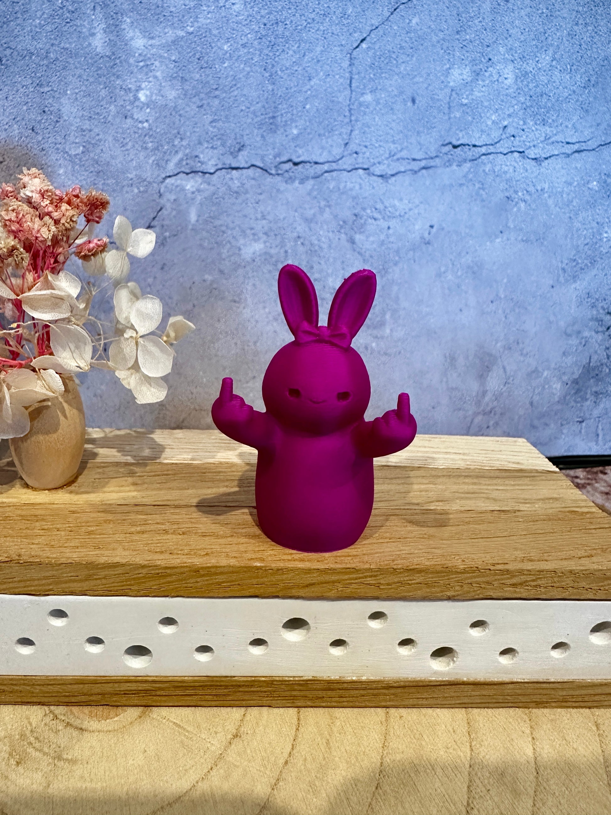 Frecher Osterhase mit Mittelfinger – Lustige Dekofigur in verschiedenen Farben & Größen