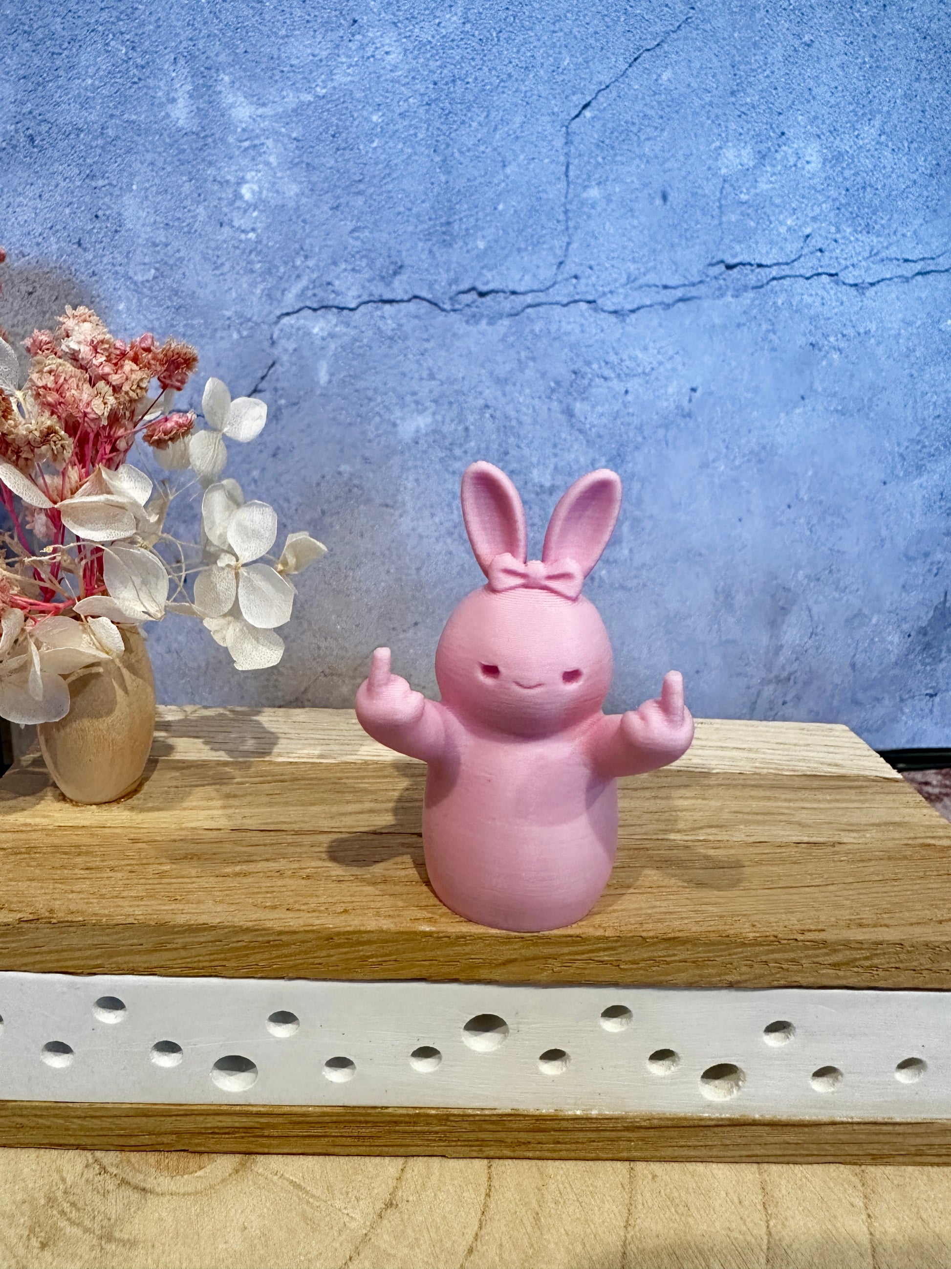 Frecher Osterhase mit Mittelfinger – Lustige Dekofigur in verschiedenen Farben & Größen