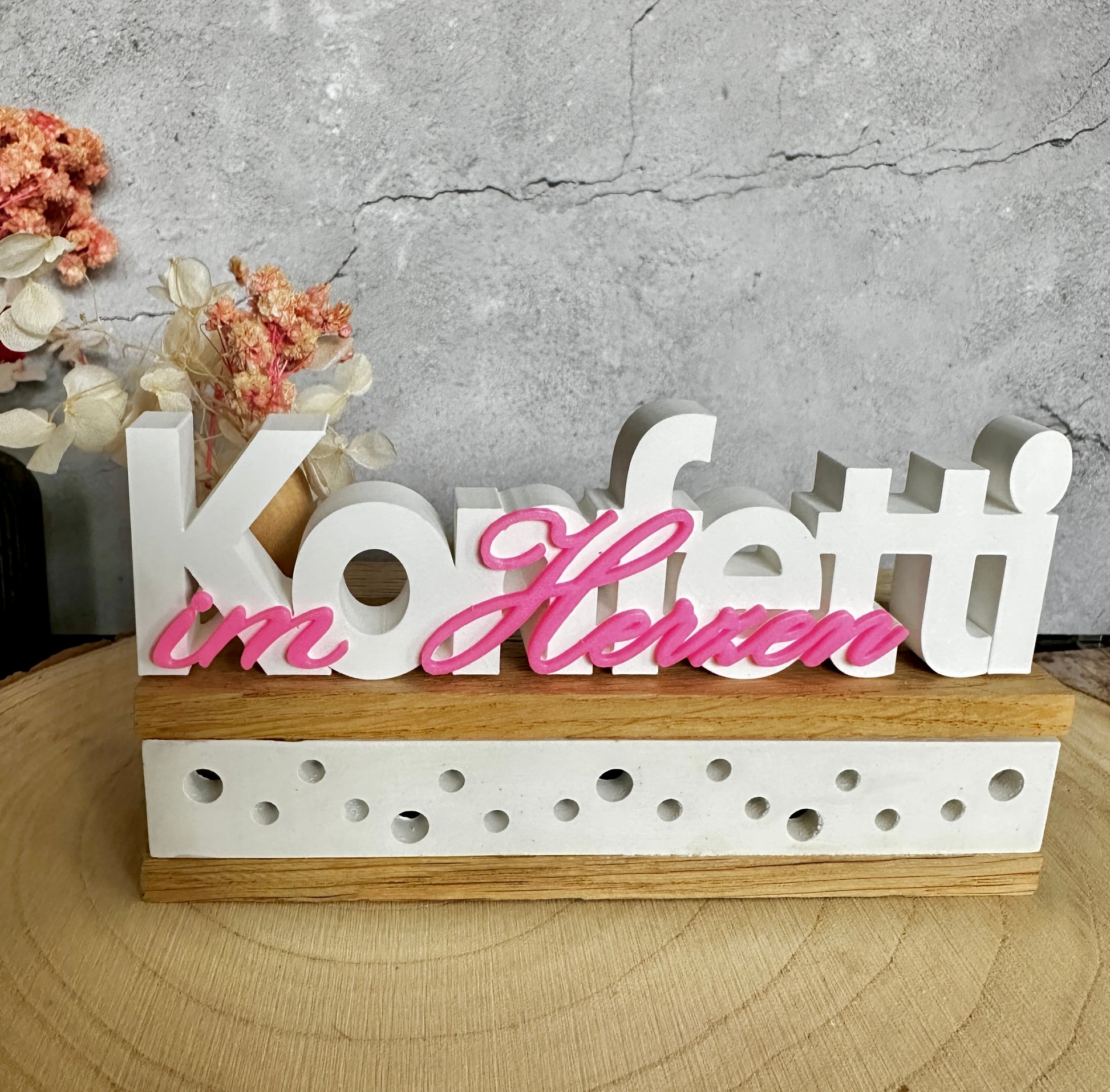 Konfetti im Herzen – fröhlicher Deko-Schriftzug mit Herz