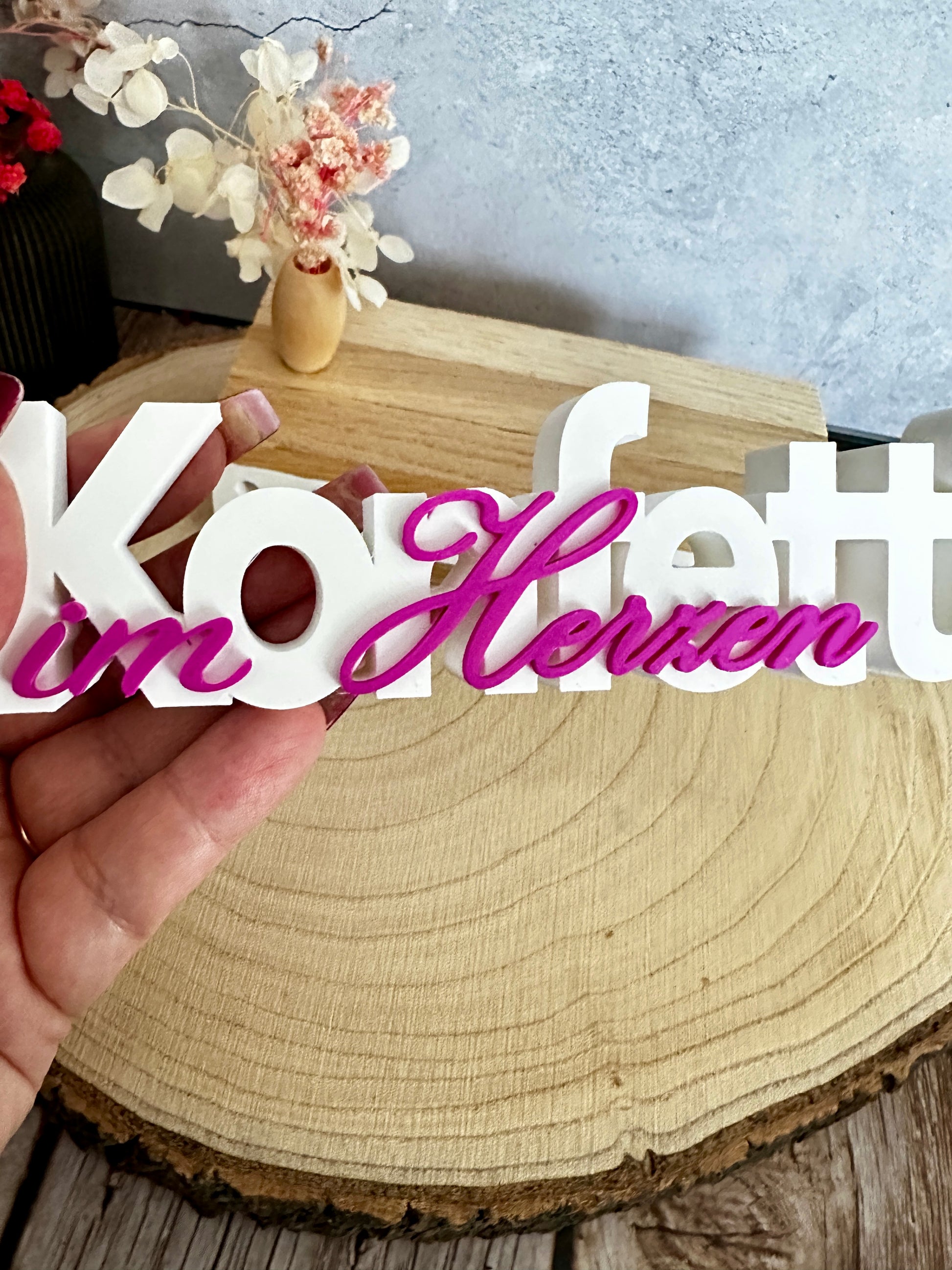 Konfetti im Herzen – fröhlicher Deko-Schriftzug mit Herz