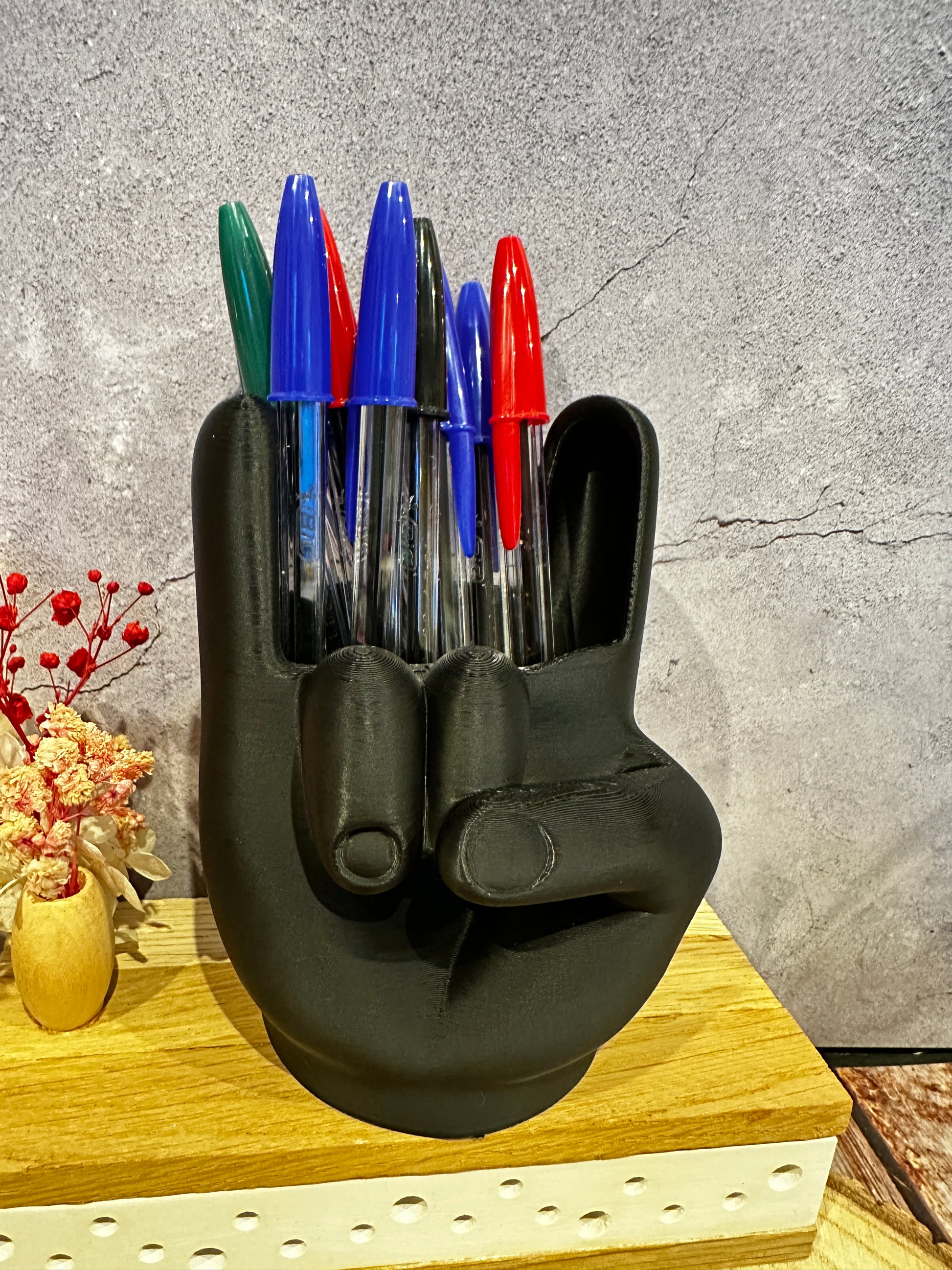 Stifthalter Pommesgabel – Rocker Hand als Schreibtisch-Deko