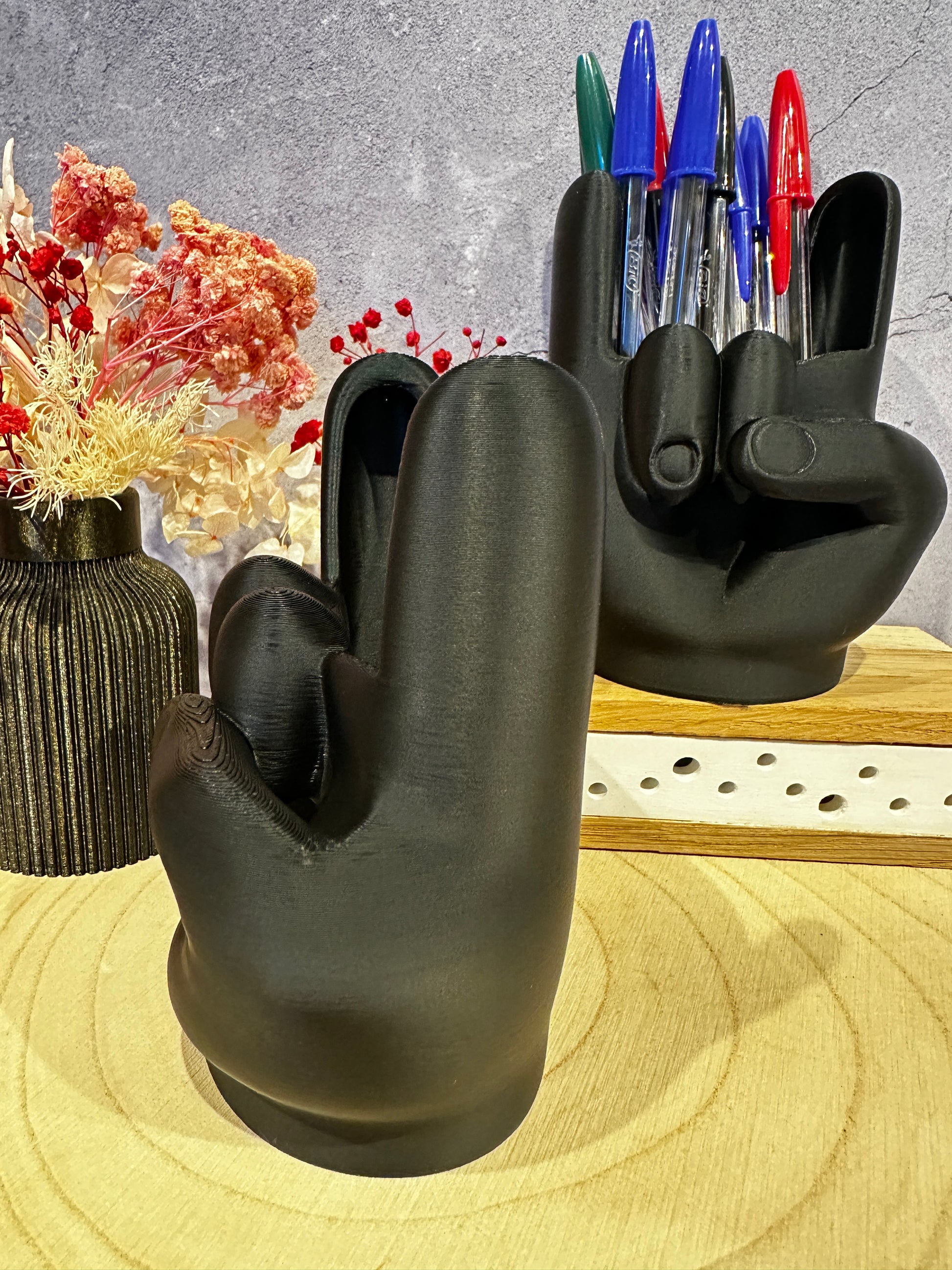 Stifthalter Pommesgabel – Rocker Hand als Schreibtisch-Deko