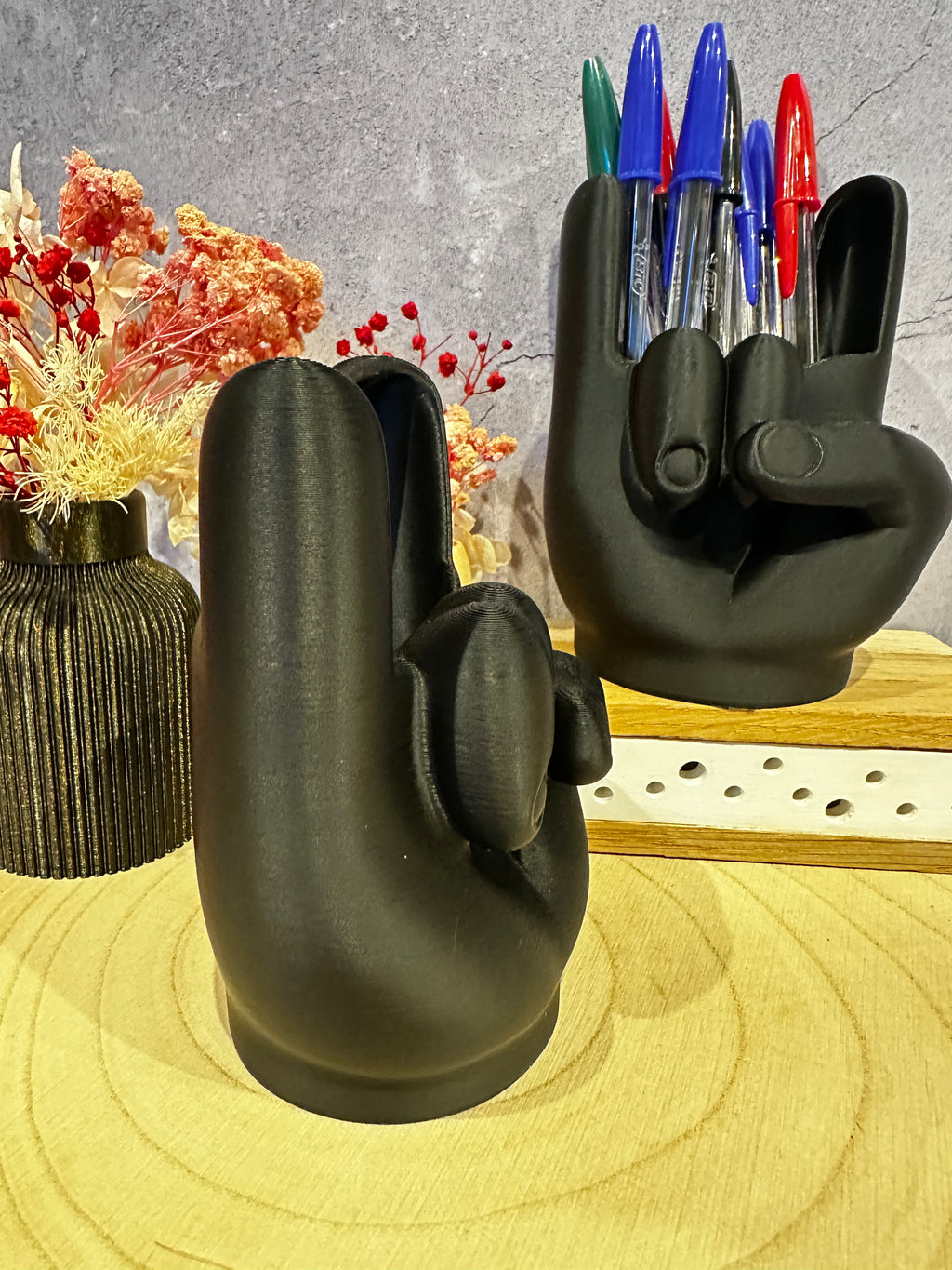 Stifthalter Pommesgabel – Rocker Hand als Schreibtisch-Deko