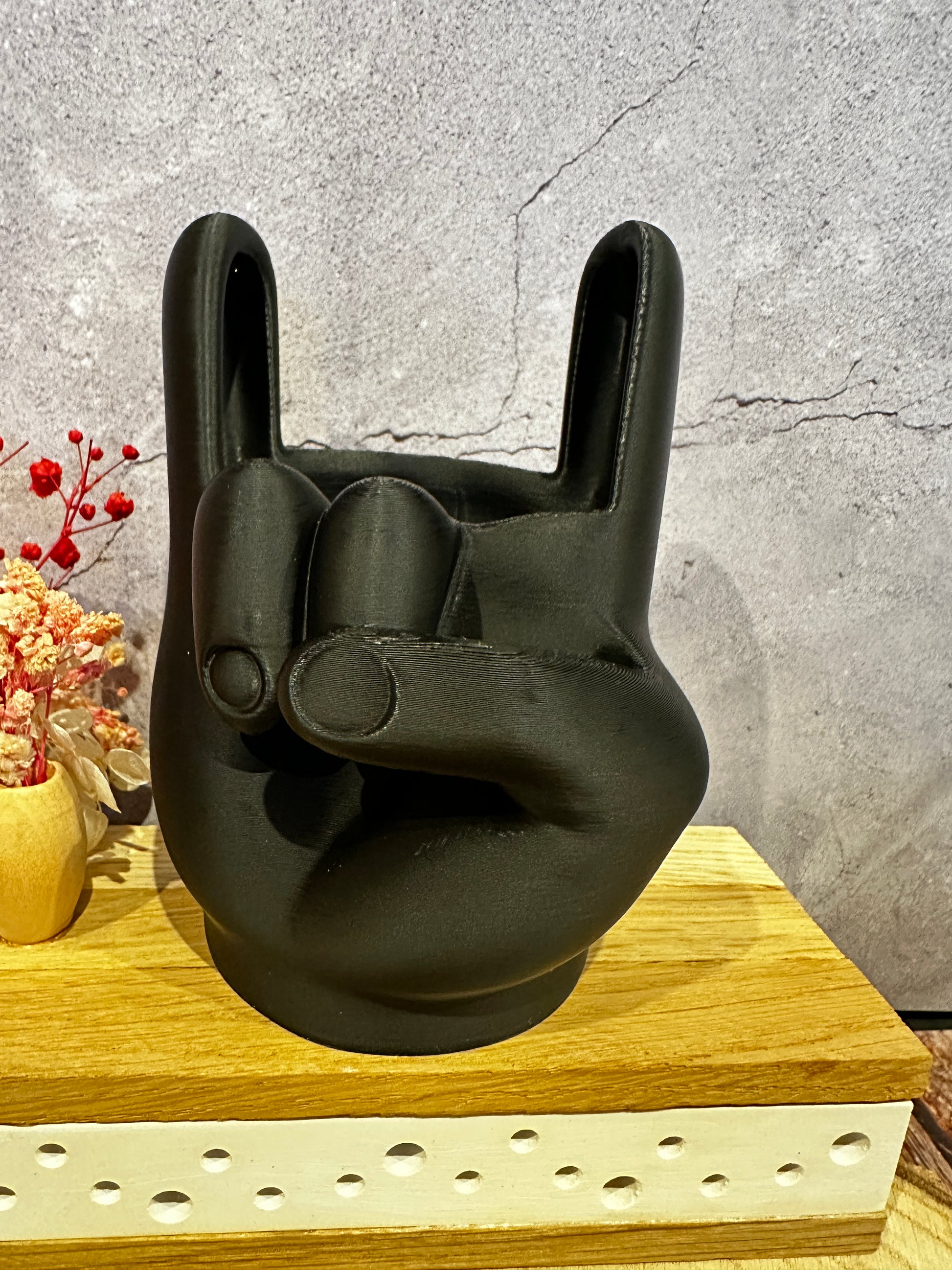Stifthalter Pommesgabel – Rocker Hand als Schreibtisch-Deko