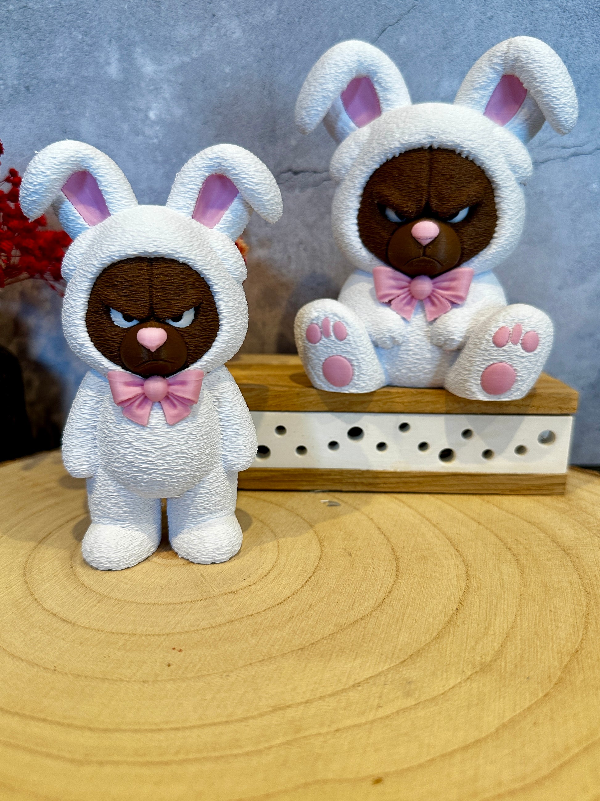 Mürrischer Osterbär im Hasenkostüm – stehend | Deko-Figur mit Charakter