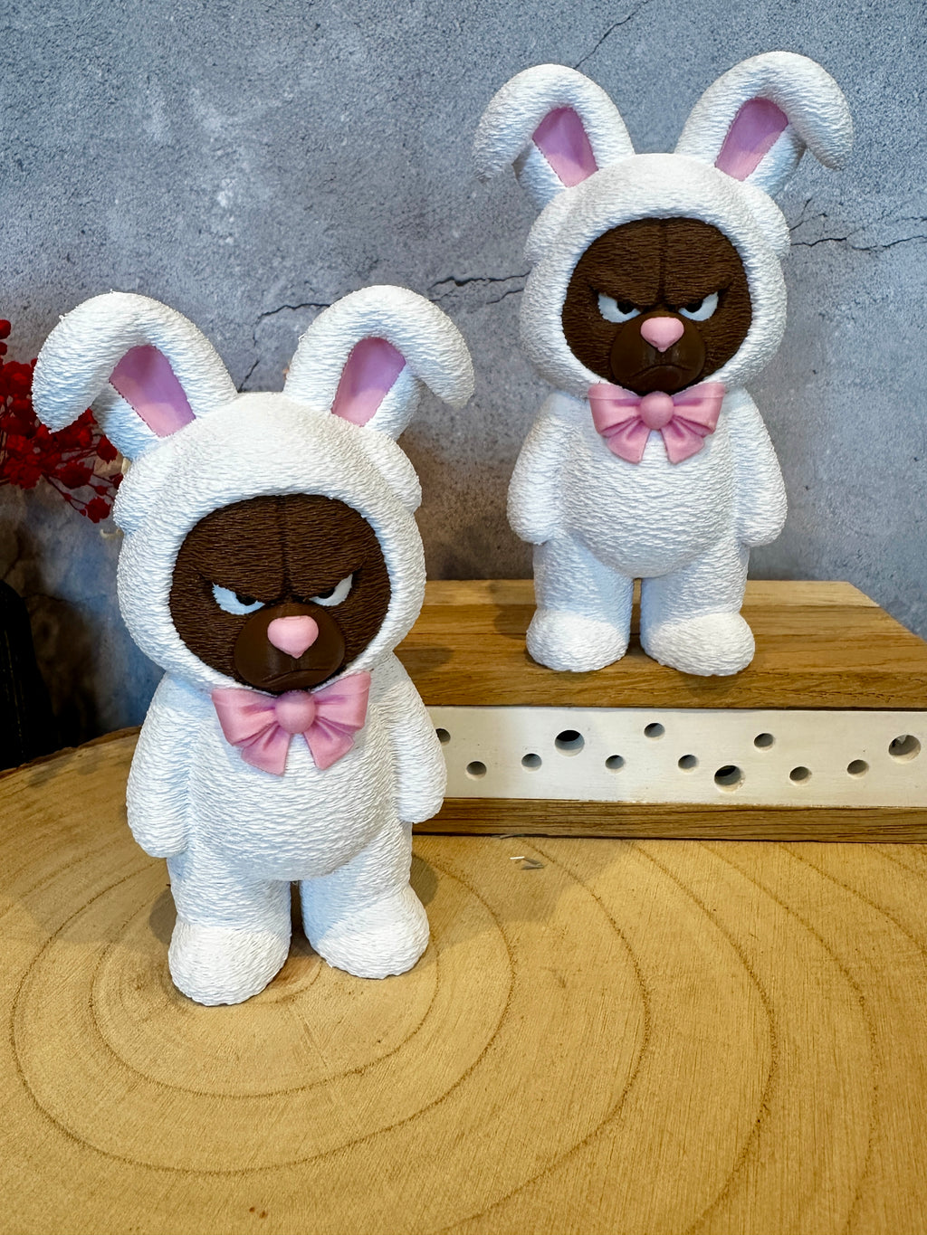 Mürrischer Osterbär im Hasenkostüm – stehend | Deko-Figur mit Charakter