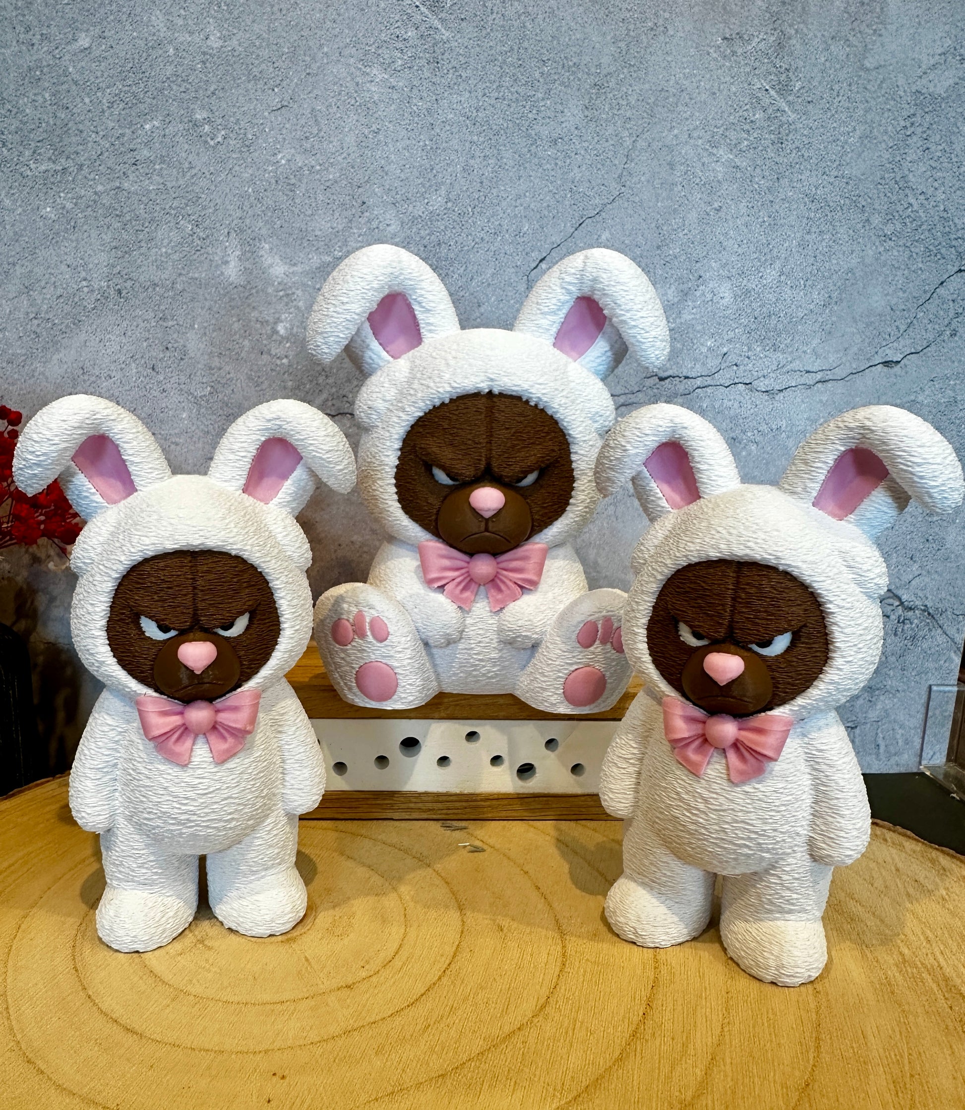 Mürrischer Osterbär im Hasenkostüm – stehend | Deko-Figur mit Charakter
