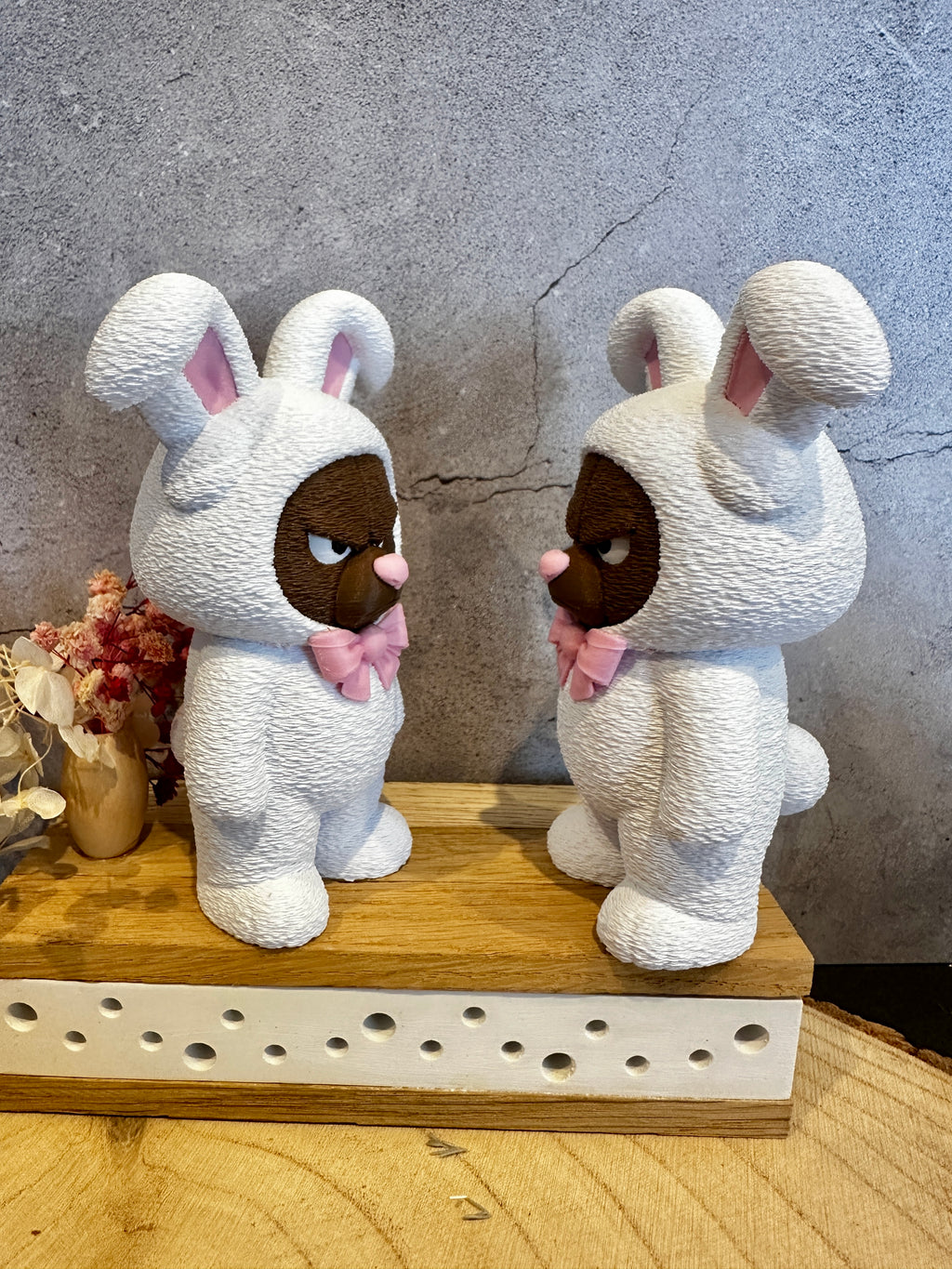 Mürrischer Osterbär im Hasenkostüm – stehend | Deko-Figur mit Charakter