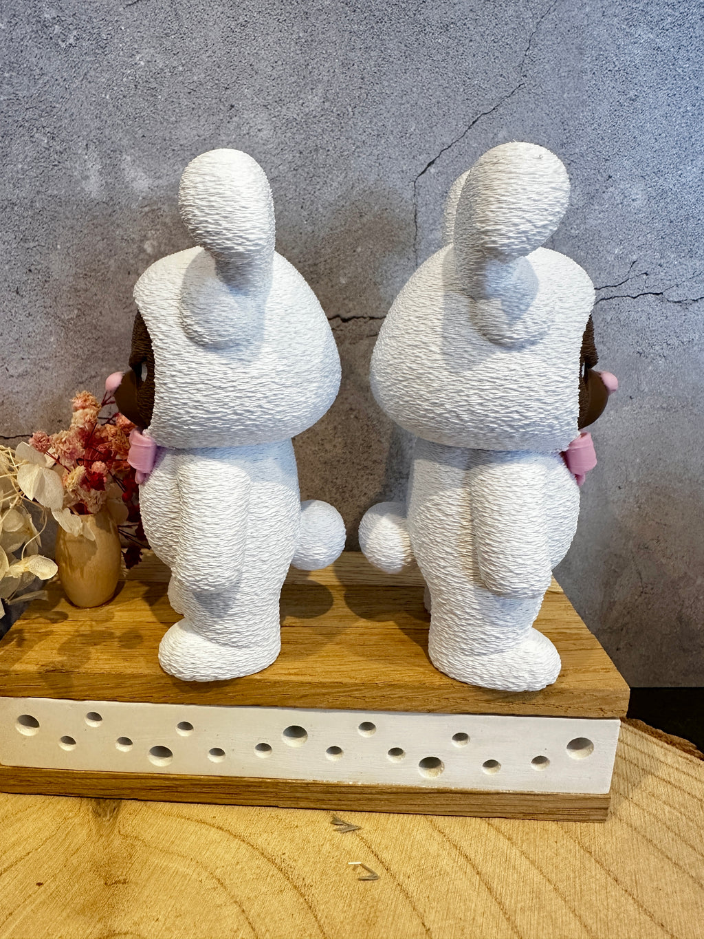 Mürrischer Osterbär im Hasenkostüm – stehend | Deko-Figur mit Charakter