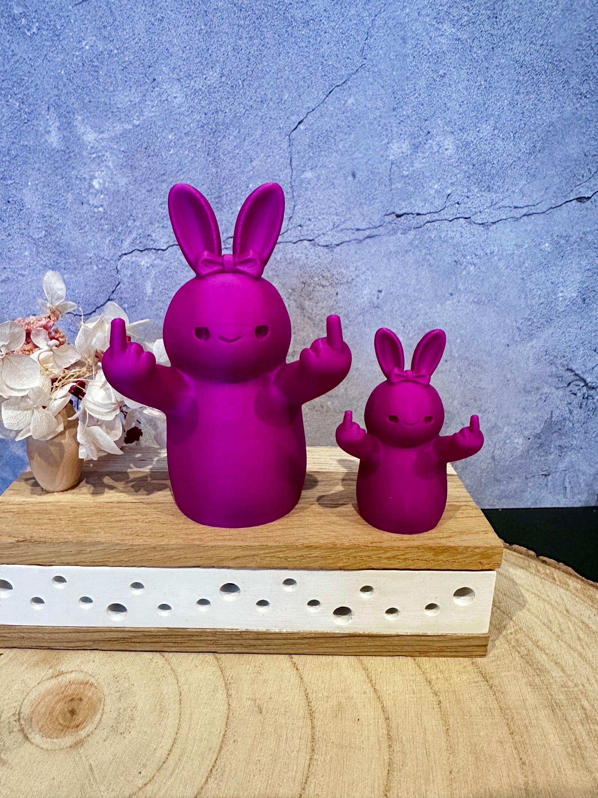 Frecher Osterhase mit Mittelfinger – Lustige Dekofigur in verschiedenen Farben & Größen