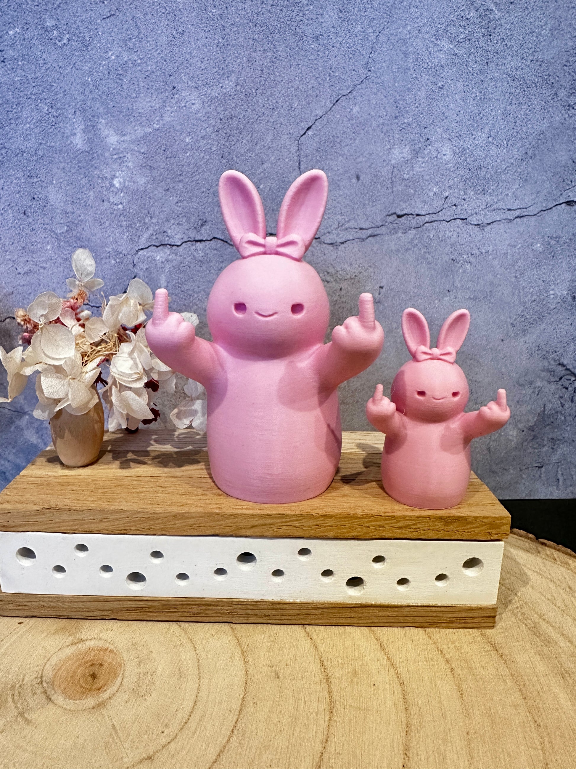 Frecher Osterhase mit Mittelfinger – Lustige Dekofigur in verschiedenen Farben & Größen