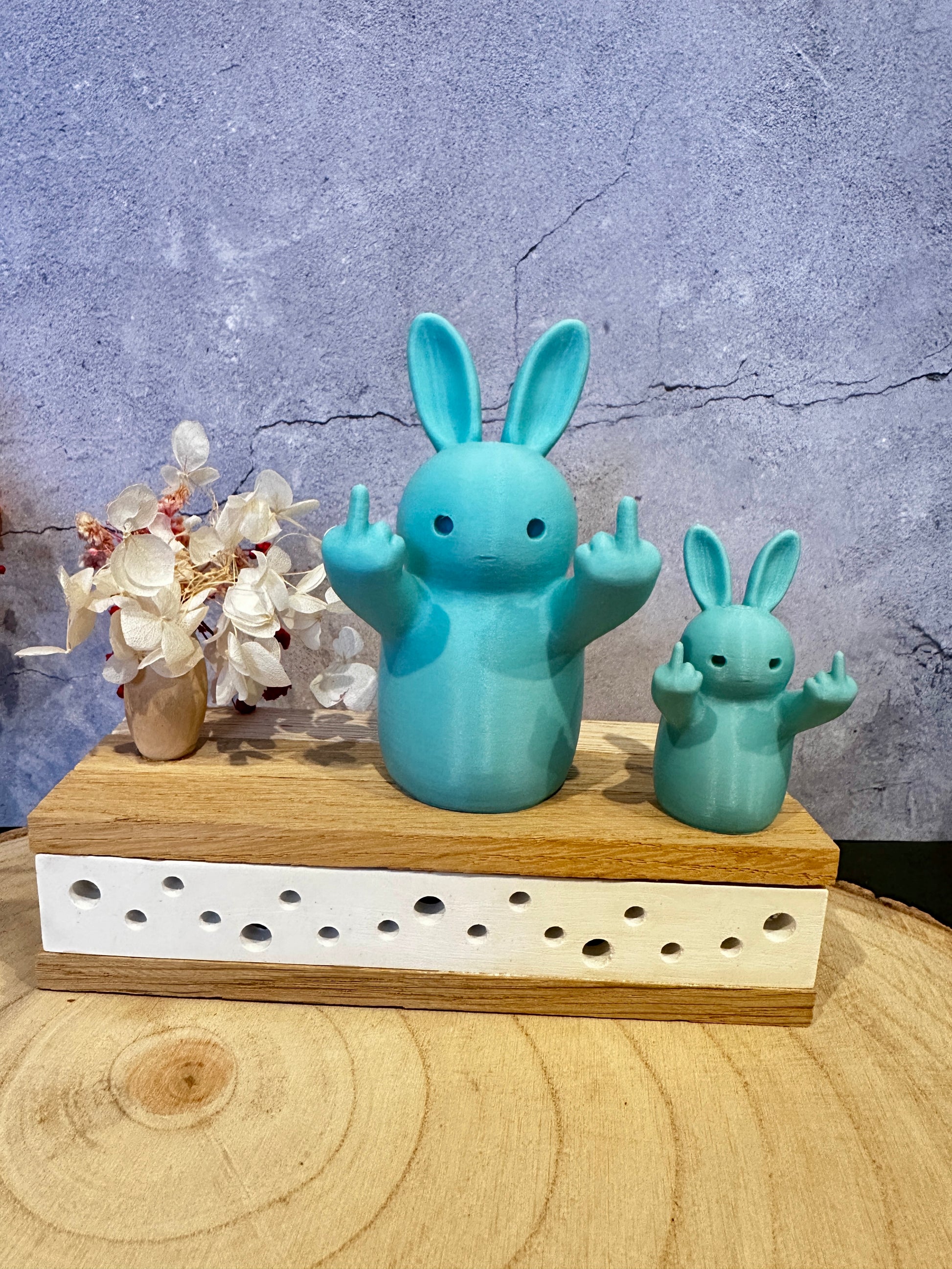 Frecher Osterhase mit Mittelfinger – Lustige Dekofigur in verschiedenen Farben & Größen