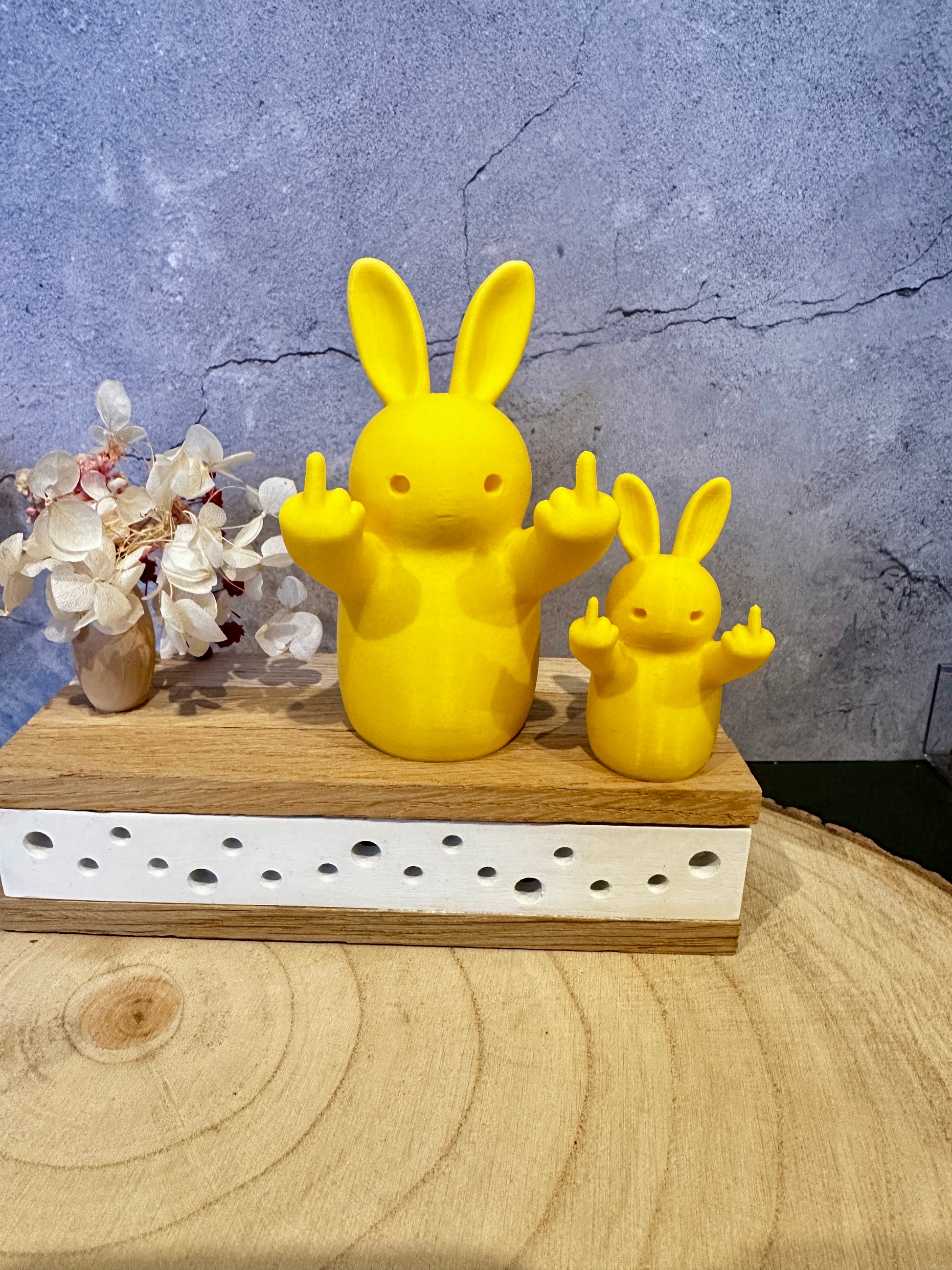 Frecher Osterhase mit Mittelfinger – Lustige Dekofigur in verschiedenen Farben & Größen