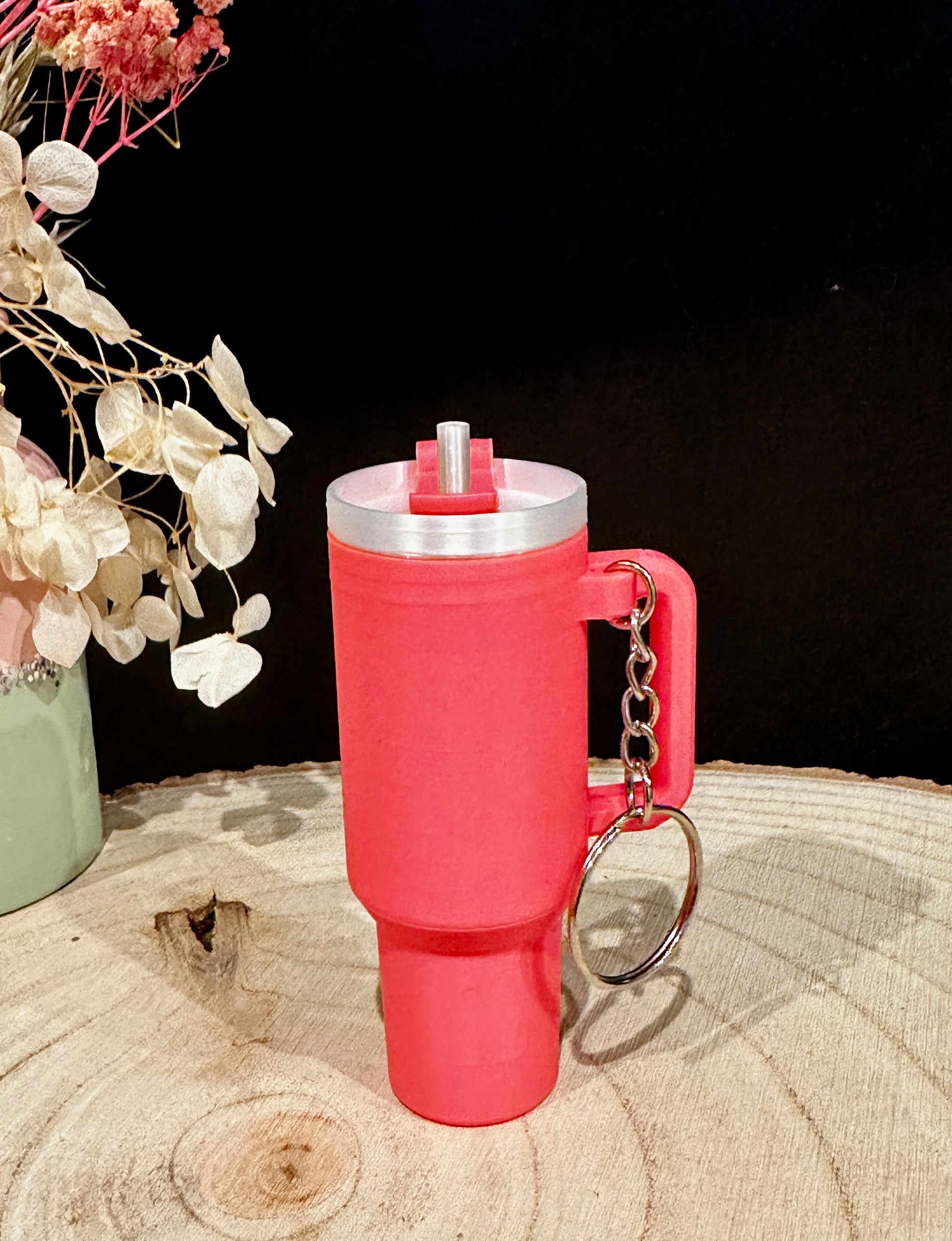 Mini sleutelhanger in de vorm van een drinkbeker met geheim vakje – een stijlvol accessoire in diverse kleuren.