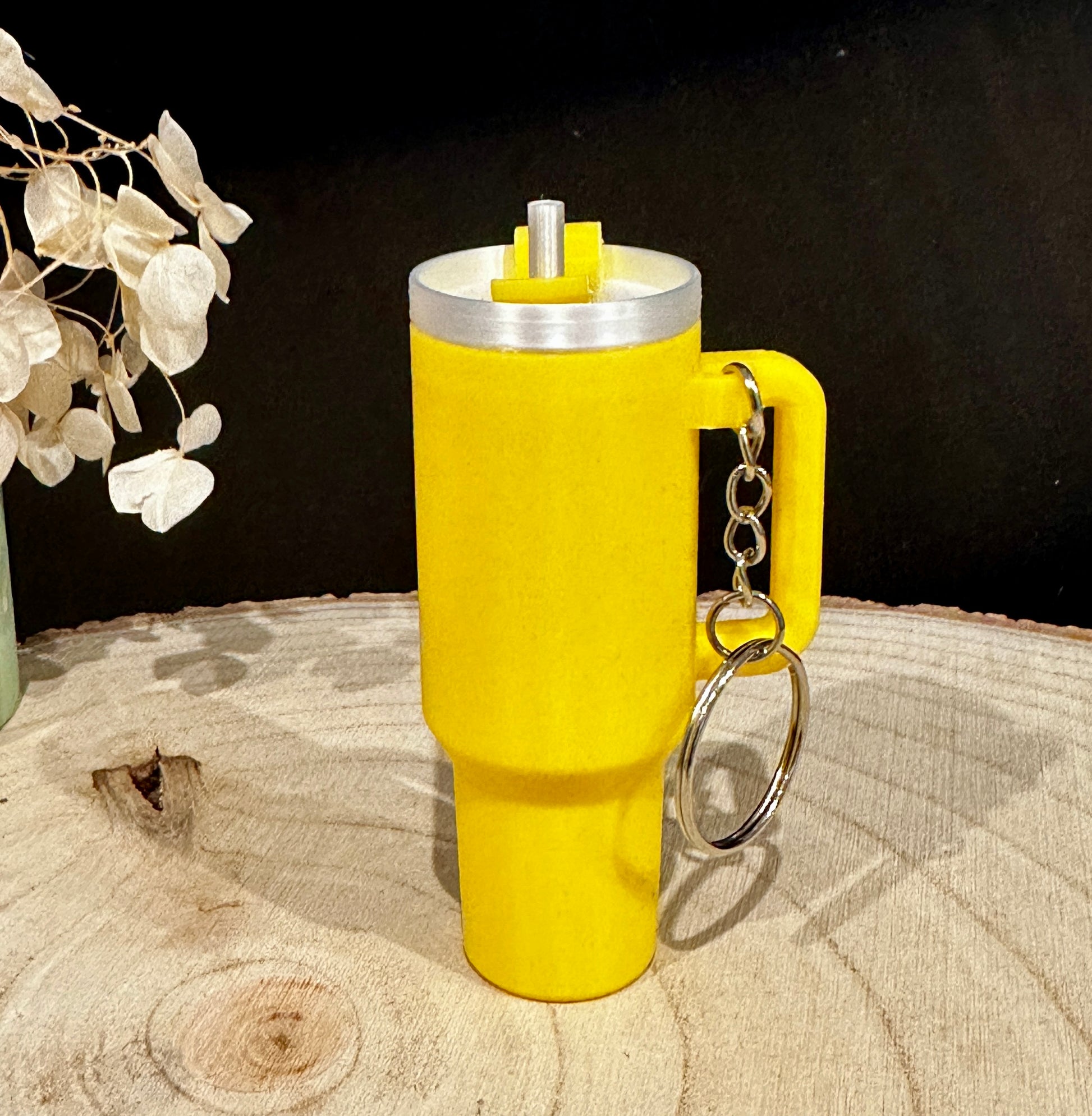 Mini sleutelhanger in de vorm van een drinkbeker met geheim vakje – een stijlvol accessoire in diverse kleuren.