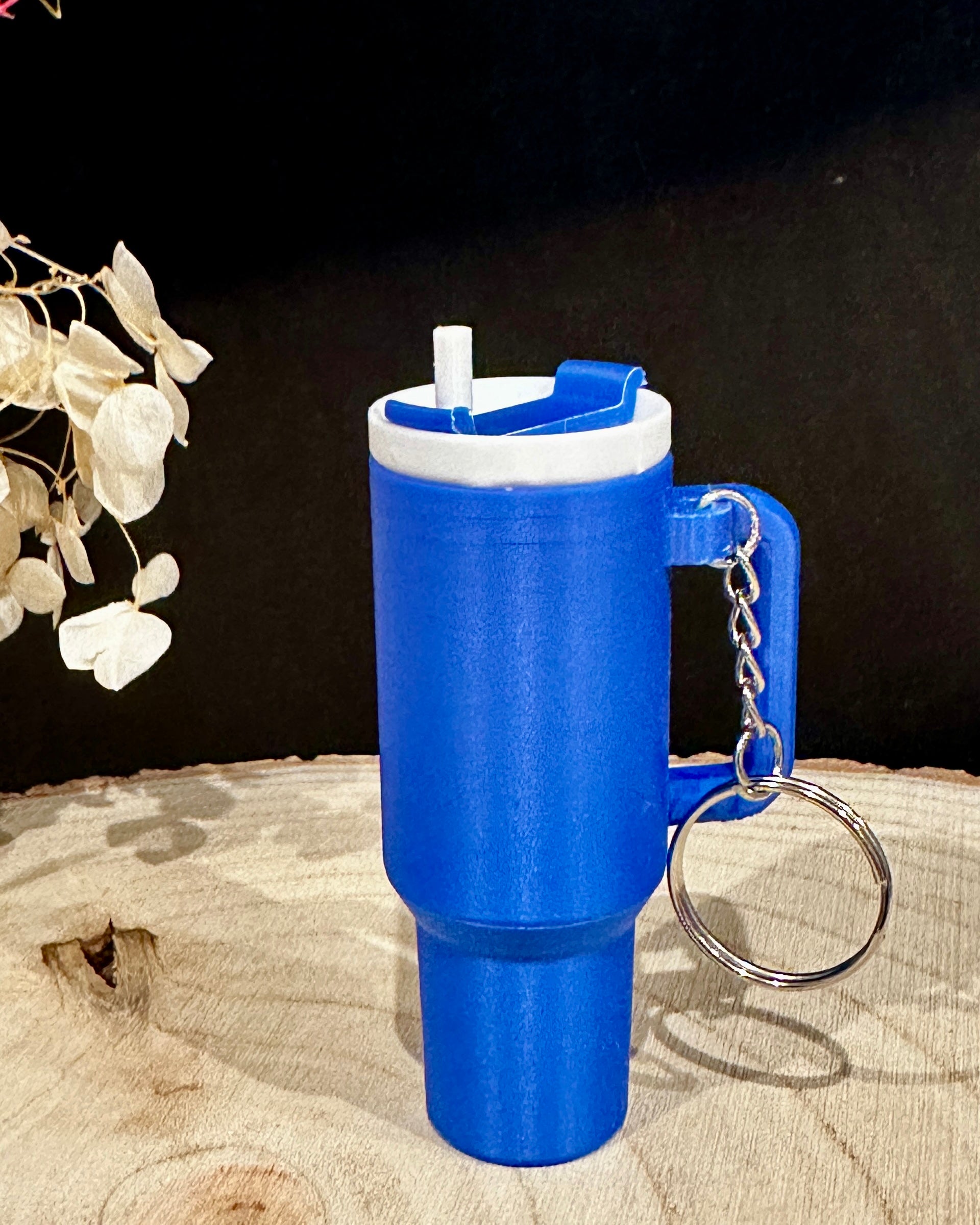 Mini sleutelhanger in de vorm van een drinkbeker met geheim vakje – een stijlvol accessoire in diverse kleuren.