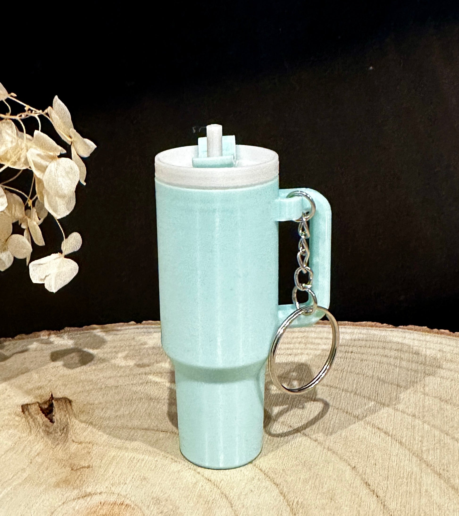Mini sleutelhanger in de vorm van een drinkbeker met geheim vakje – een stijlvol accessoire in diverse kleuren.