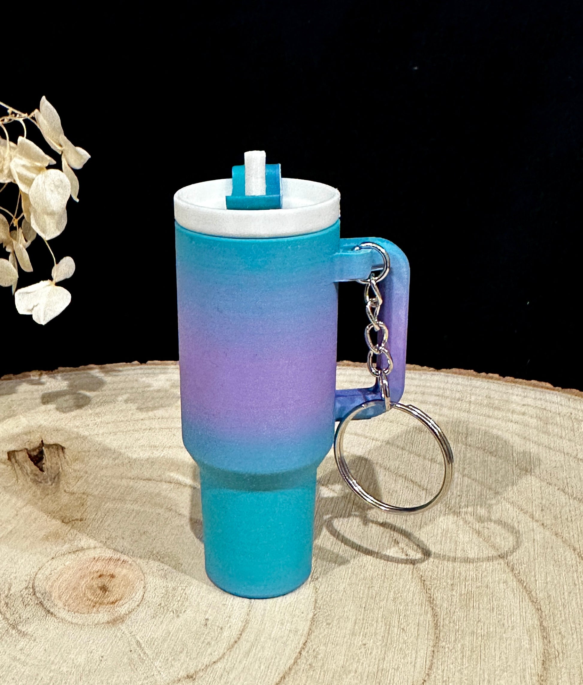 Mini sleutelhanger in de vorm van een drinkbeker met geheim vakje – een stijlvol accessoire in diverse kleuren.