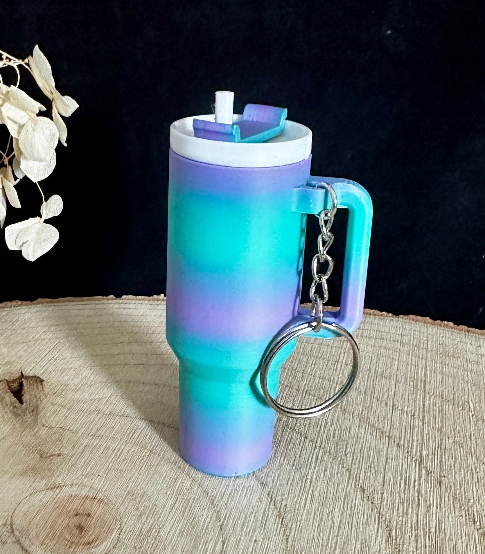 Mini sleutelhanger in de vorm van een drinkbeker met geheim vakje – een stijlvol accessoire in diverse kleuren.